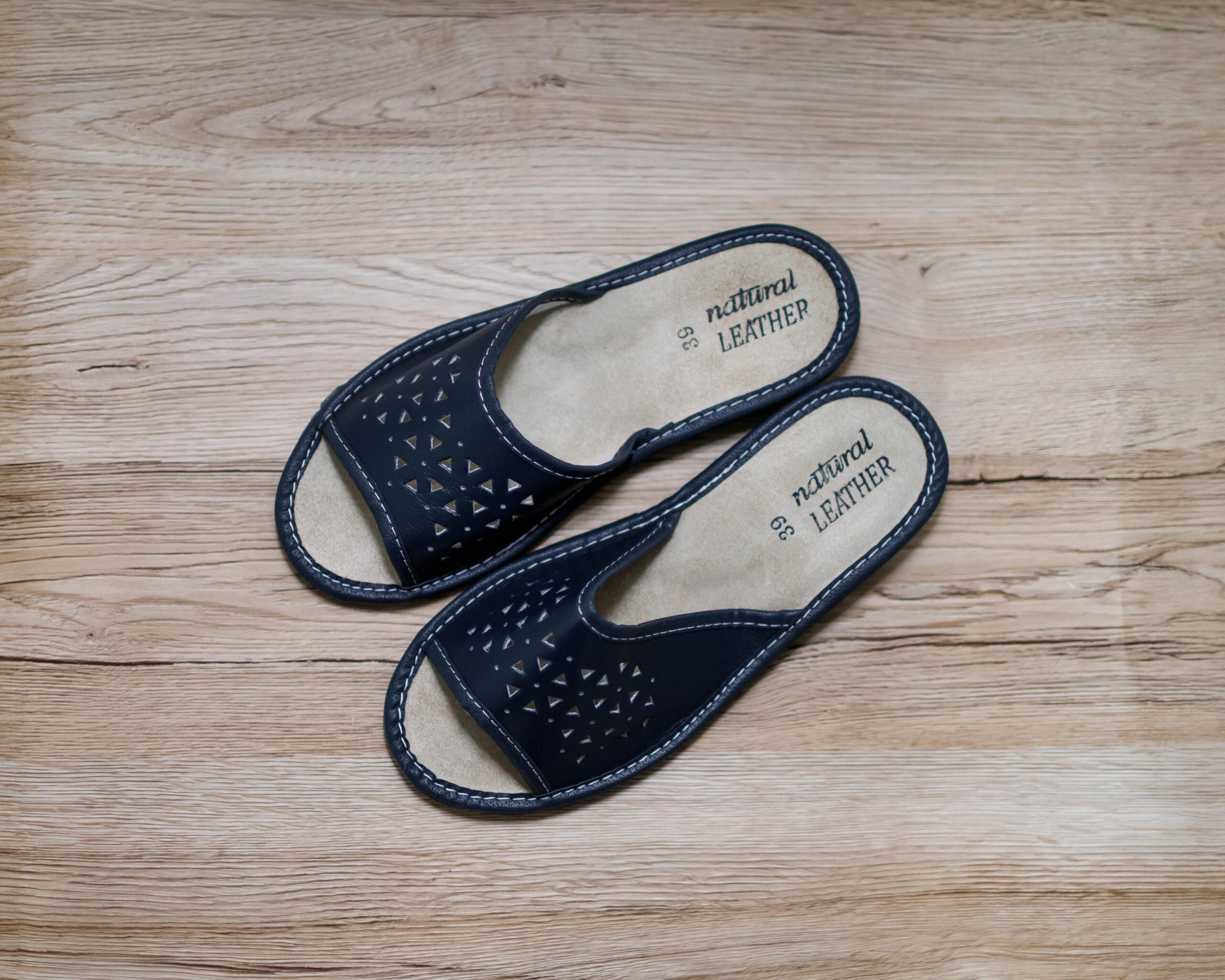 Kapcie granatowe „Siatka”