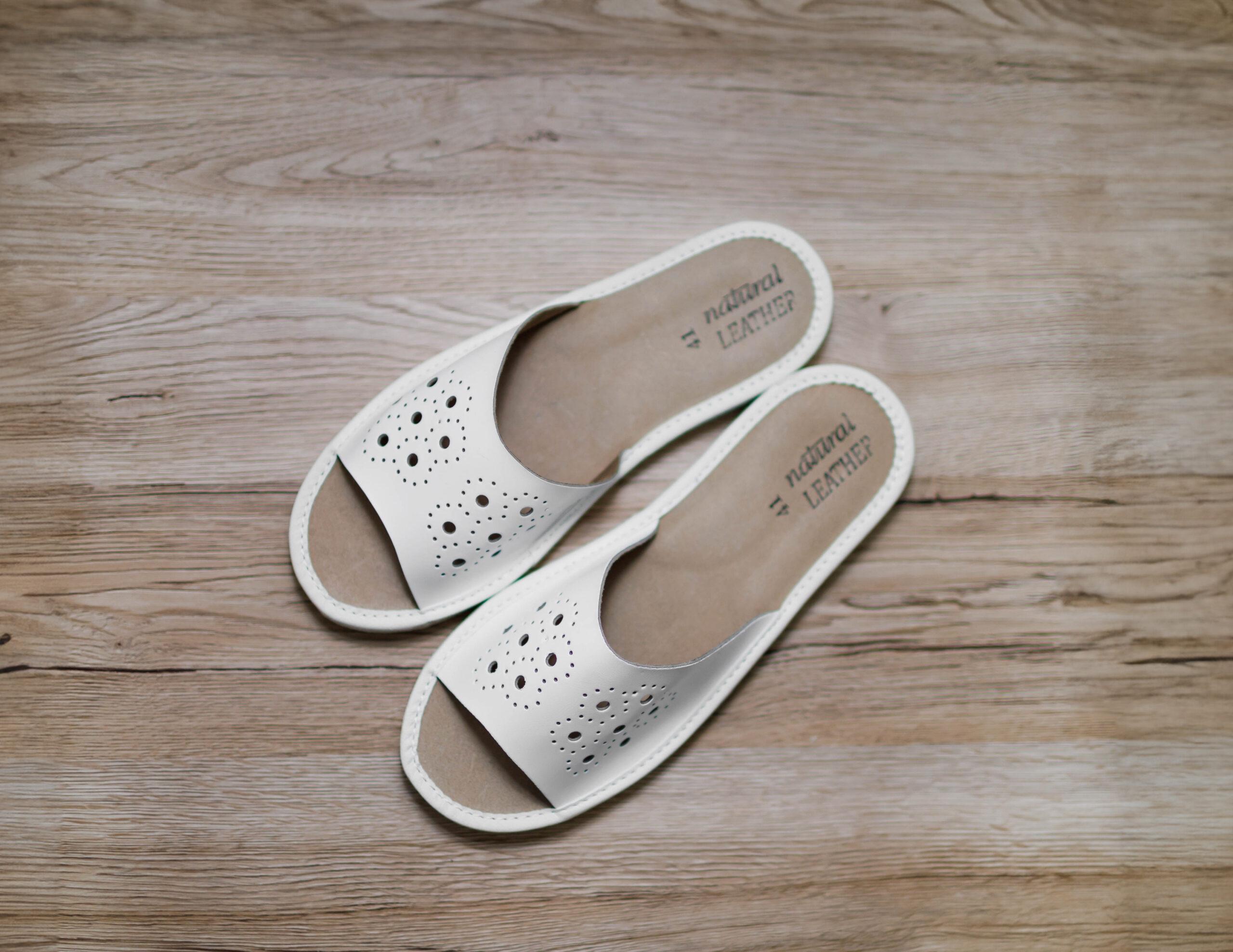 Kapcie damskie białe w kwiaty