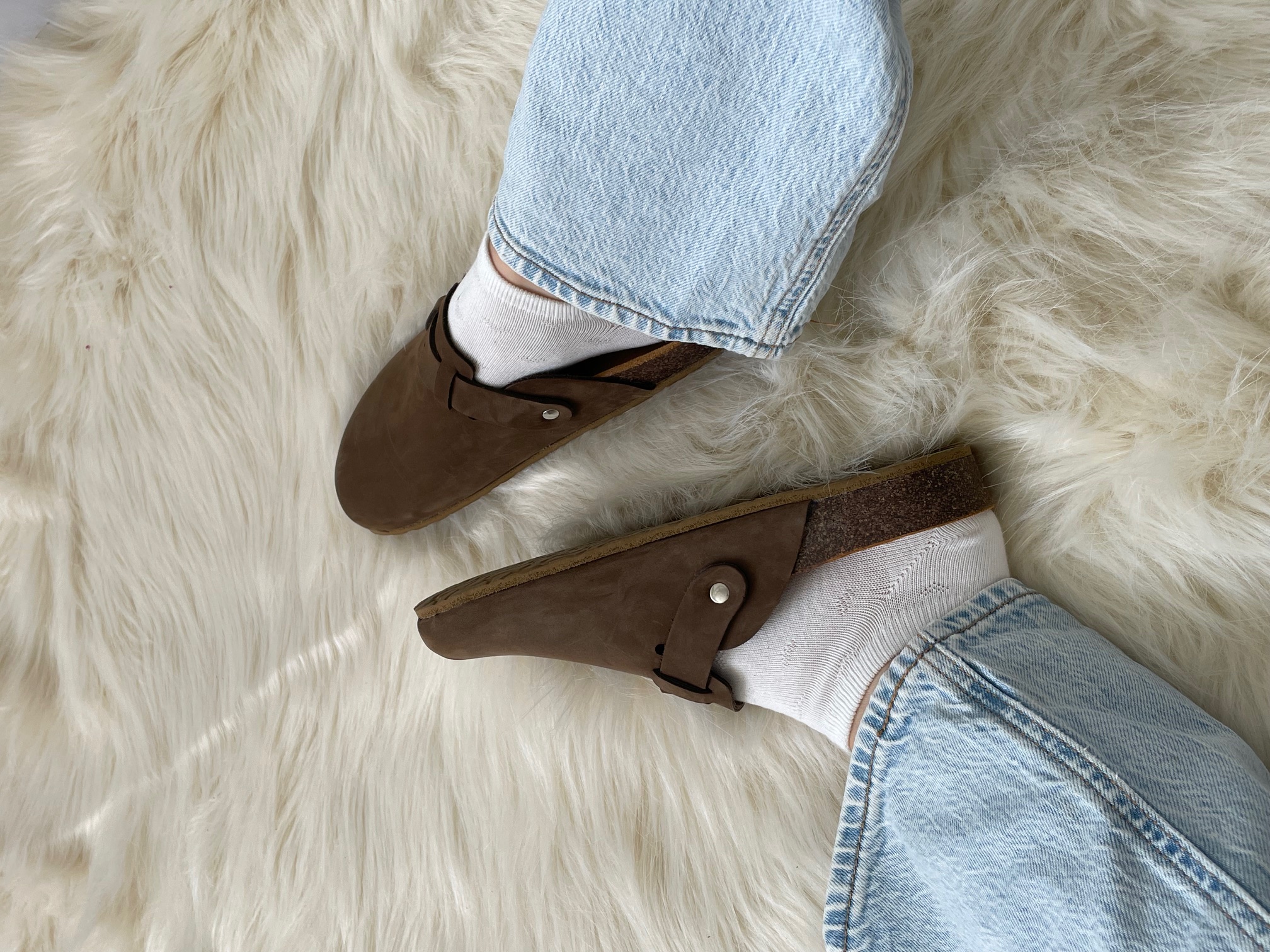 Brązowe klapki skórzane na korkowej podeszwie - zdjęcie 3