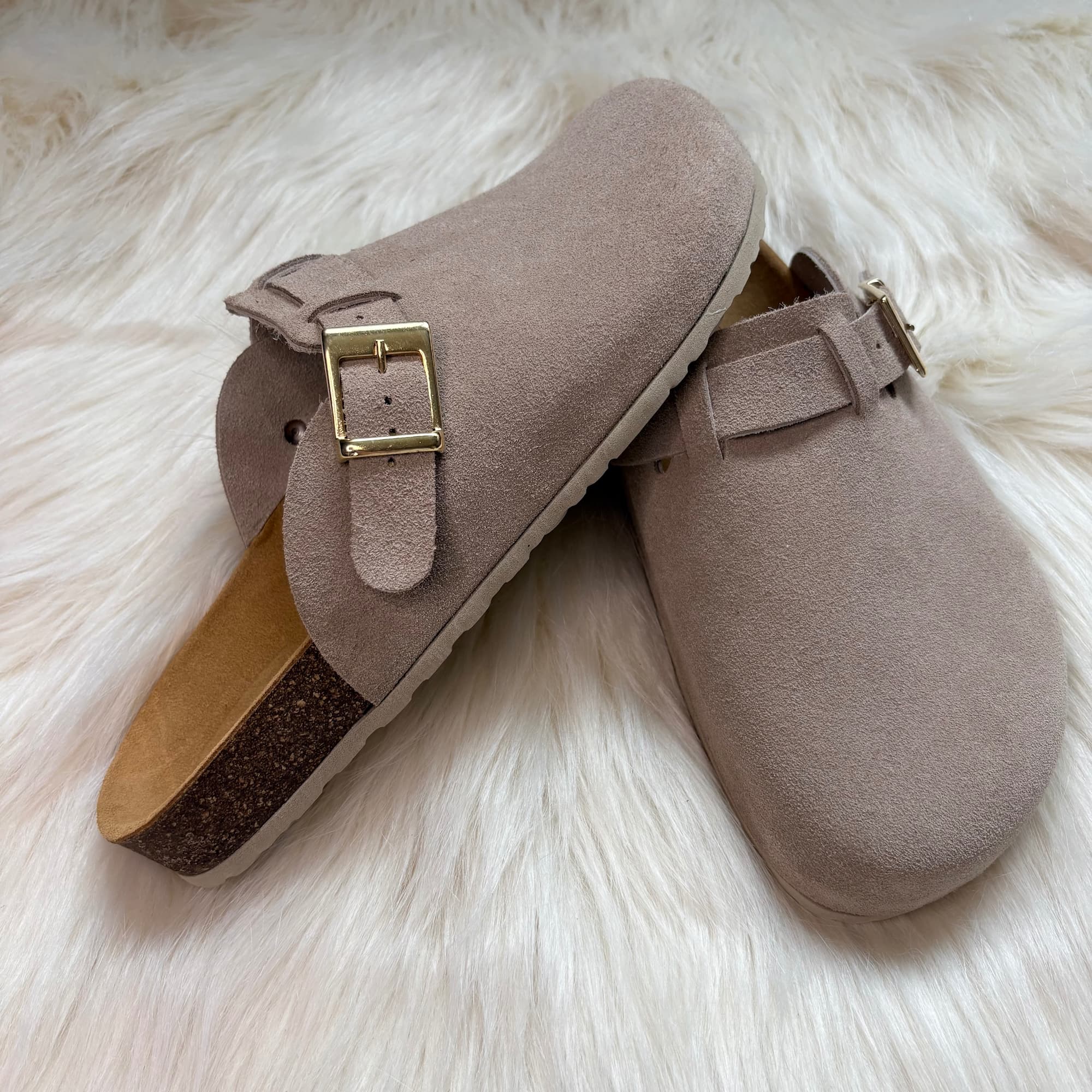 Szare klapki mule zamsz