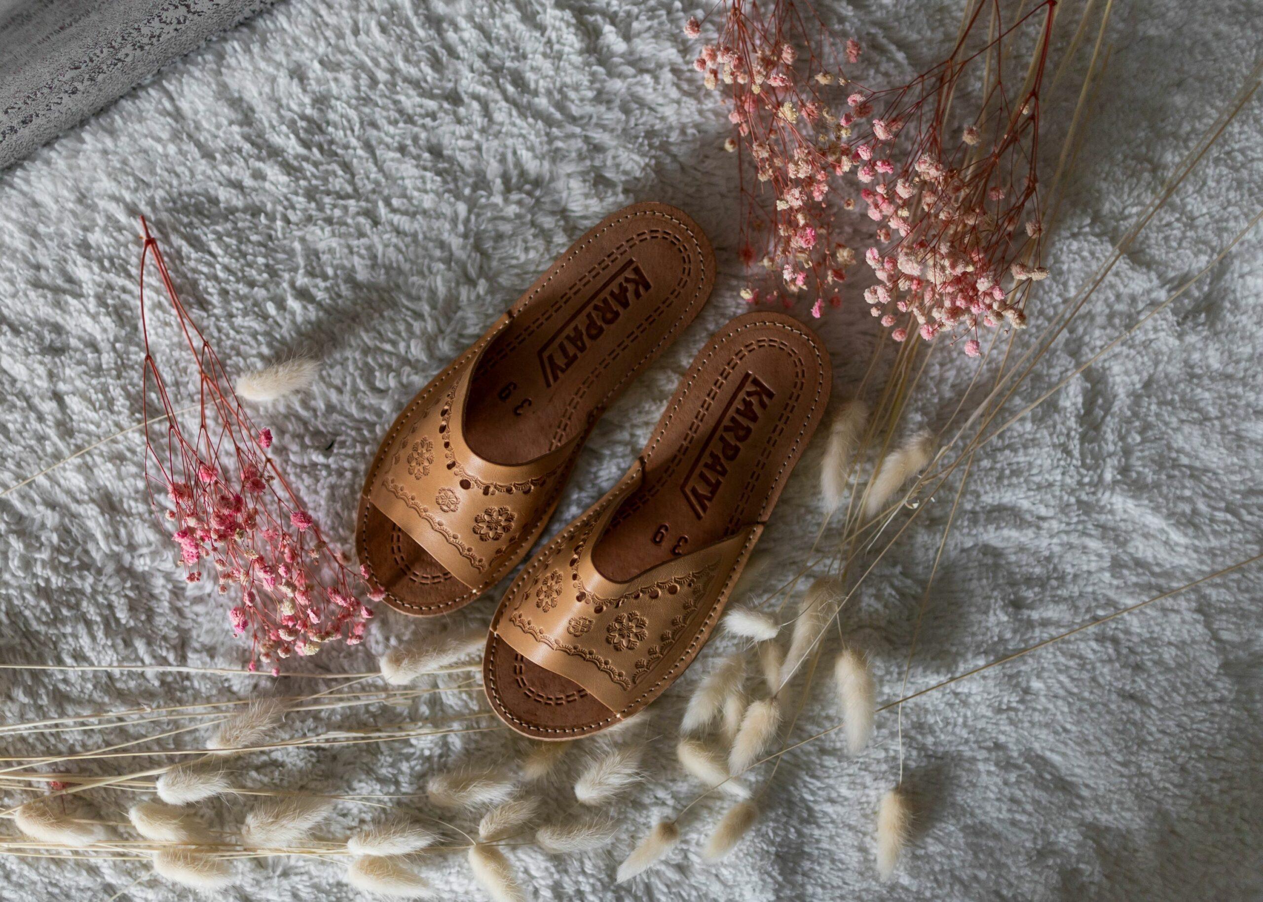 Kapcie ze skóry juchtowej „Kwiatek”