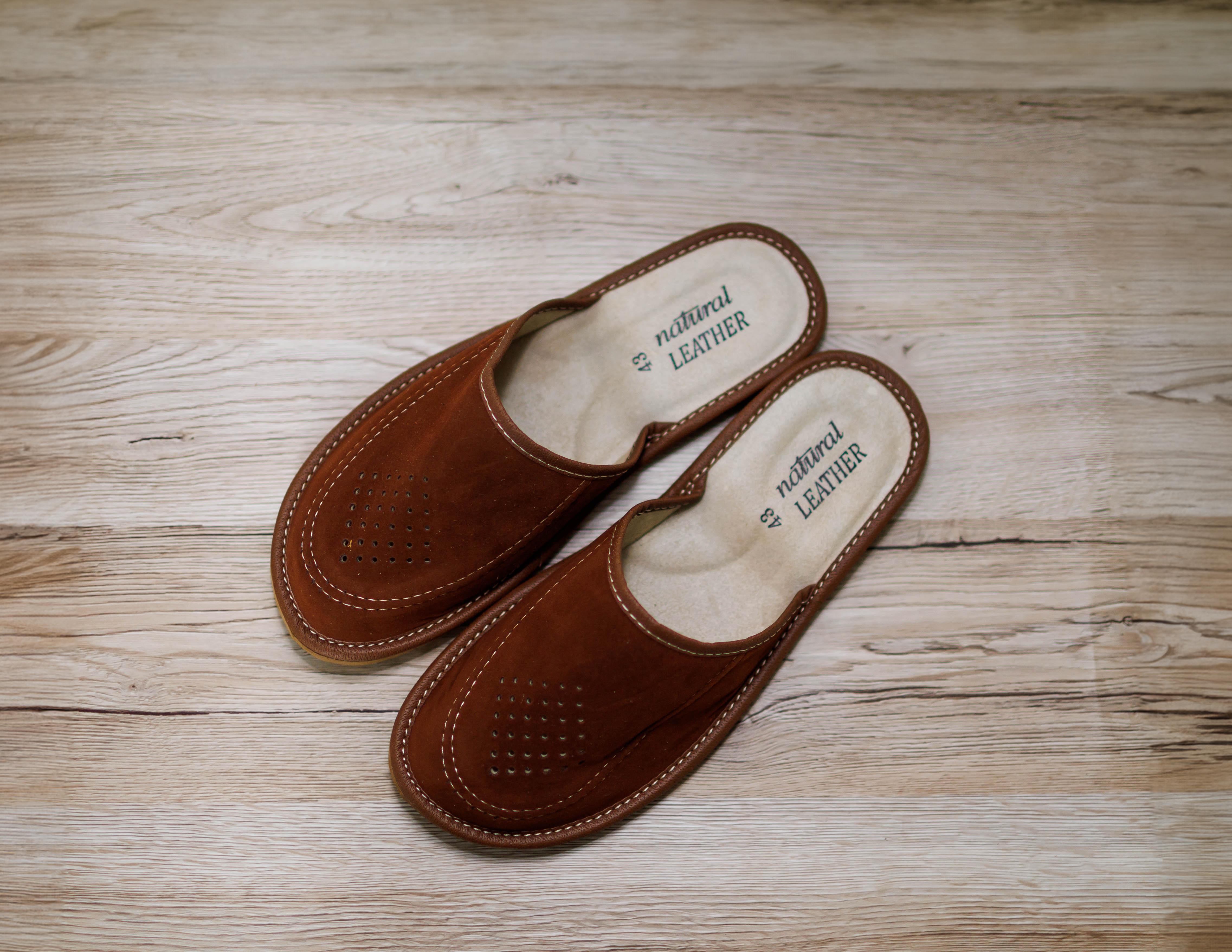 Brązowe kapcie męskie zamsz