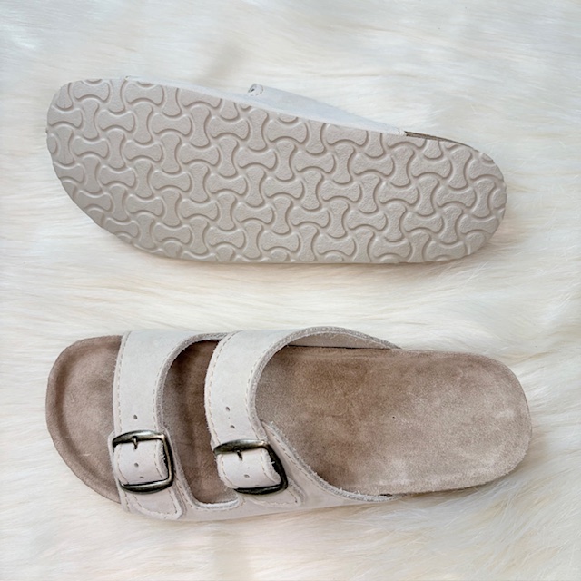 Szaro-białe klapki z dwoma paskami - zdjęcie 4