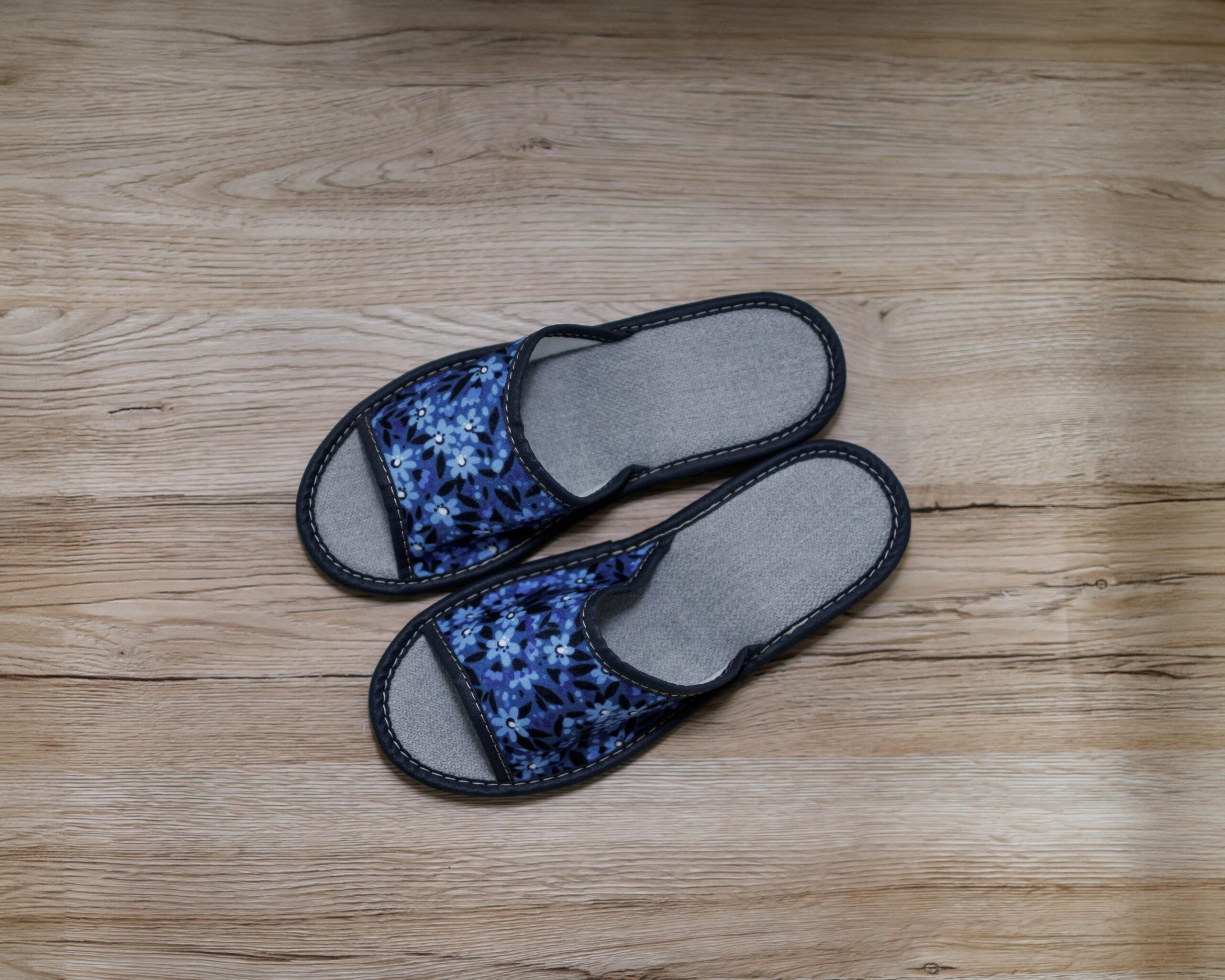 Kapcie damskie „Kwiatek” granatowy - zdjęcie 2