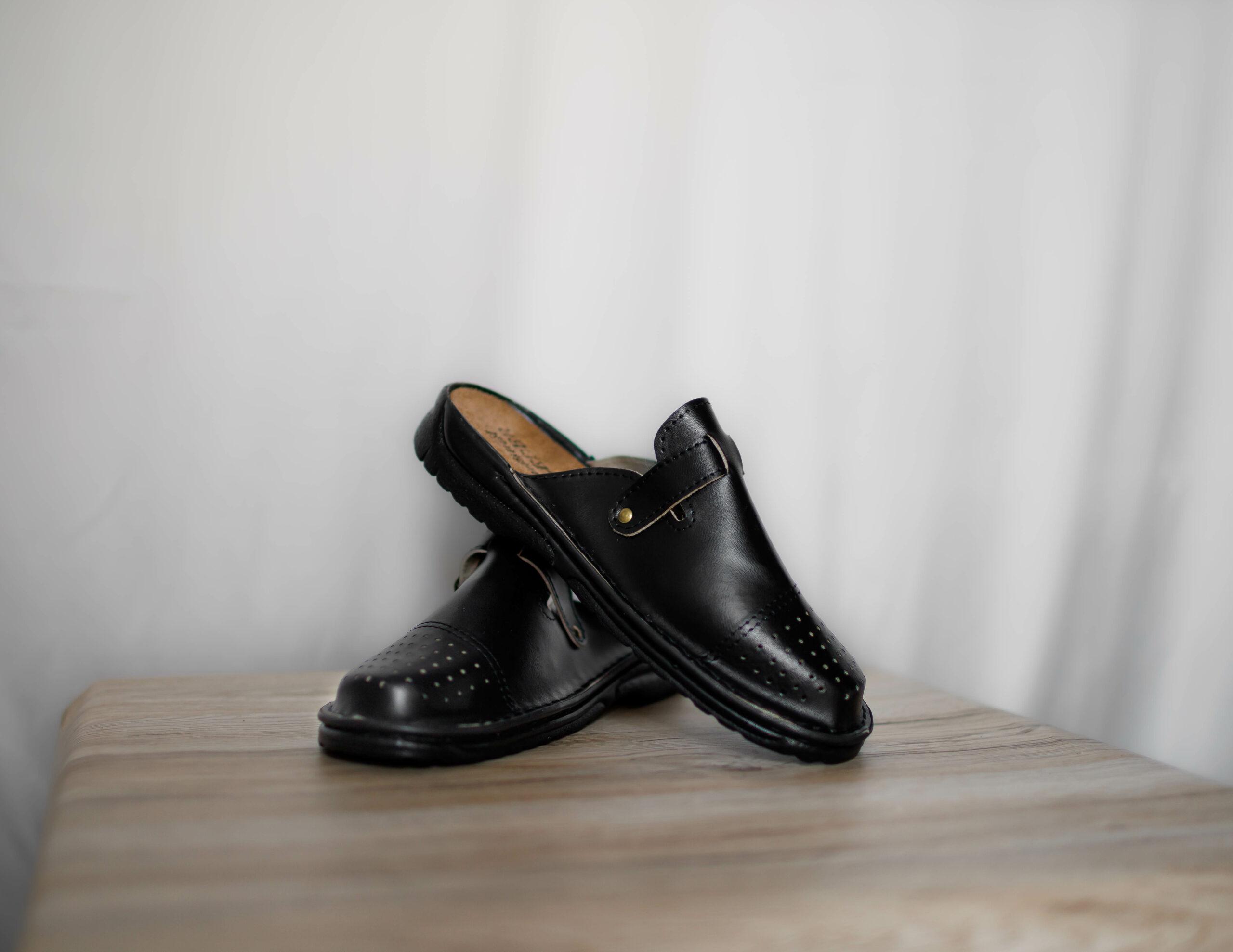 Klapki męskie czarne pełne