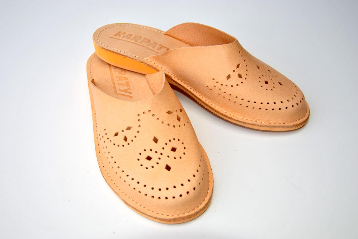 Kapcie ze skóry juchtowej wzorki