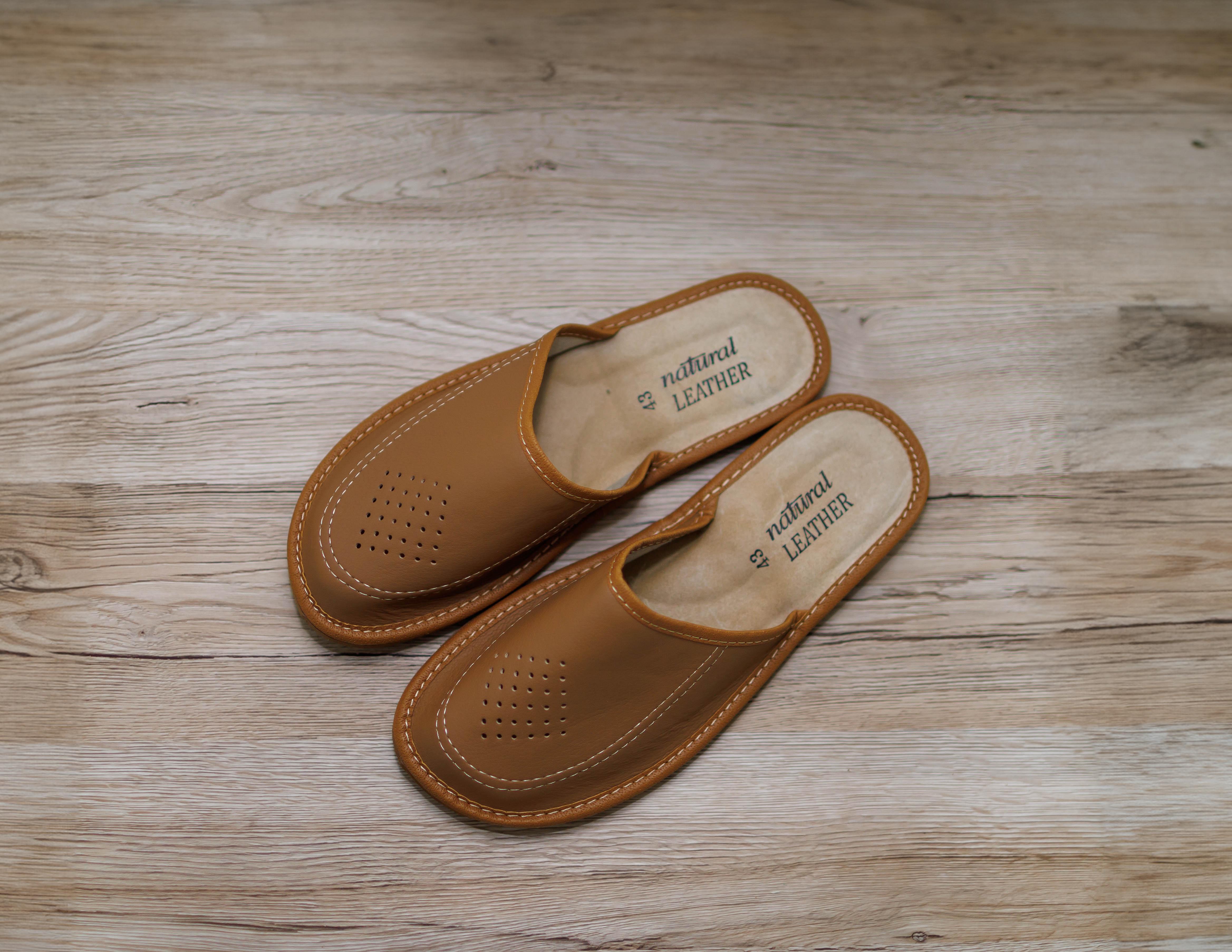 Beżowe kapcie męskie