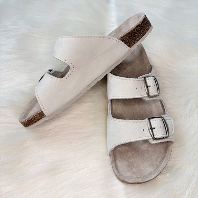 Szaro-białe klapki z dwoma paskami - zdjęcie 2