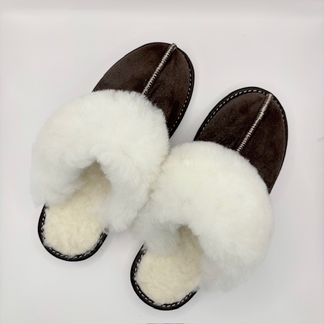 Kapcie zdobione skórą owczą ciemny brąz - zdjęcie 3