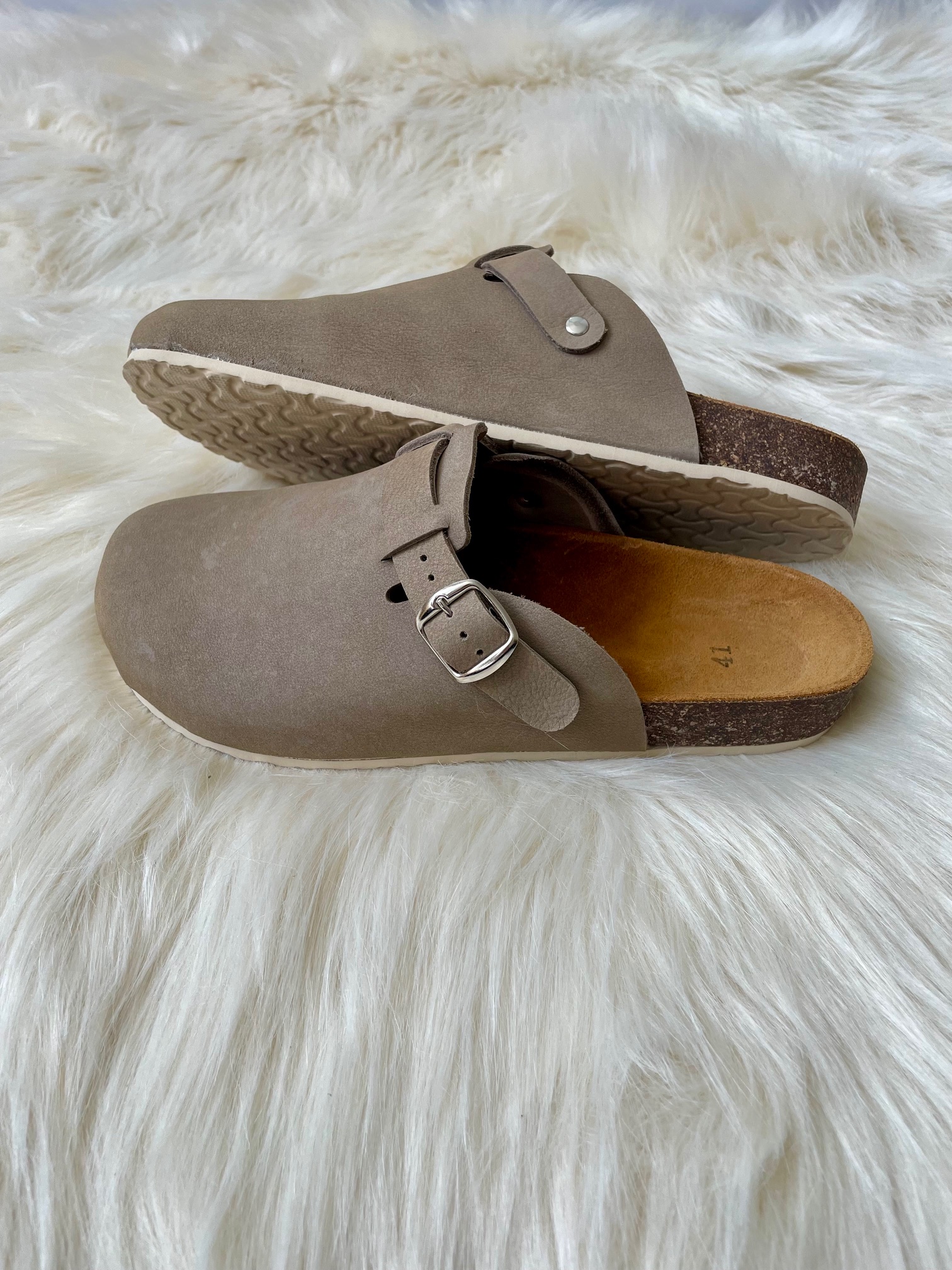 Szare klapki skórzane na korkowej podeszwie - zdjęcie 2