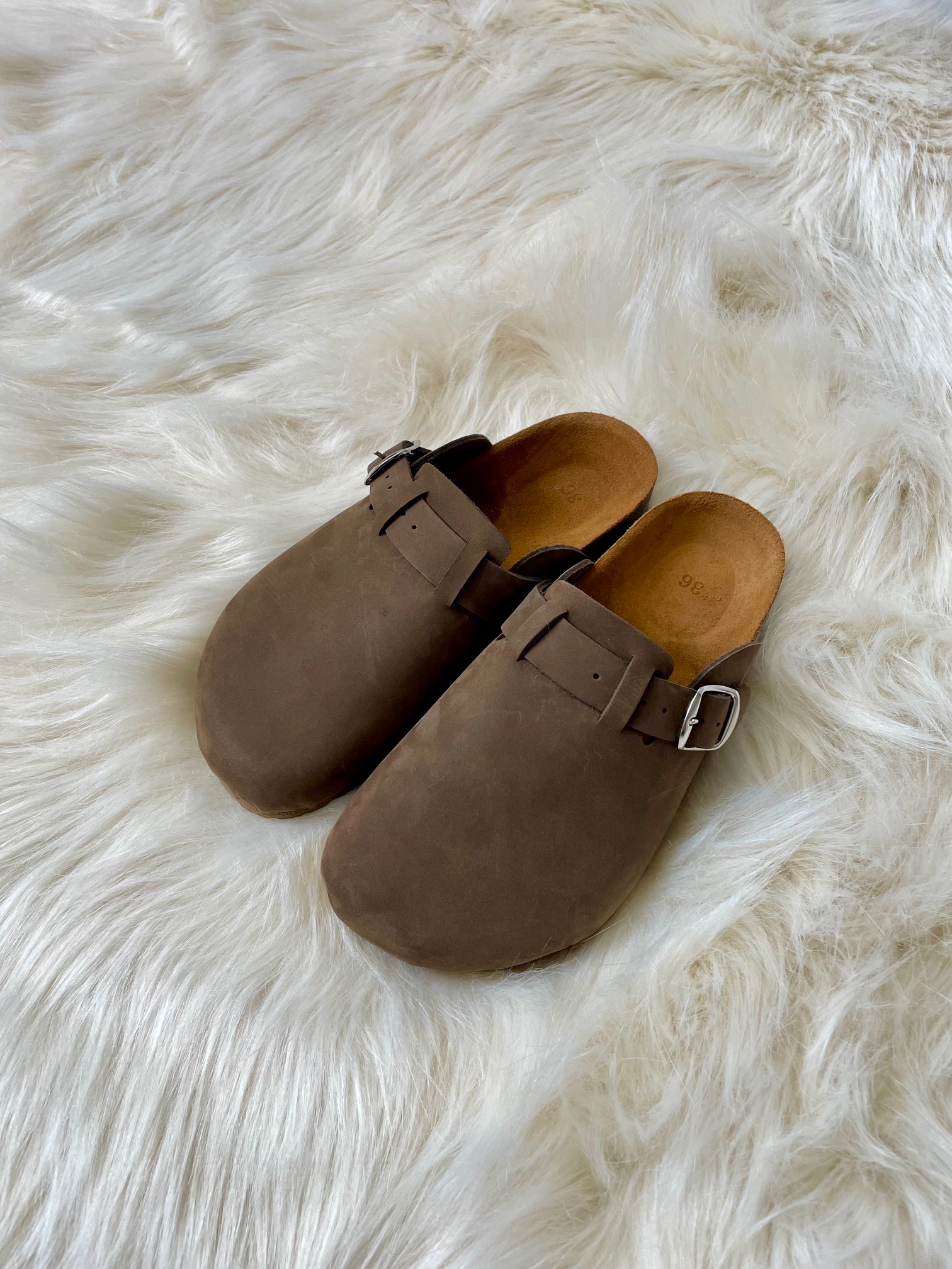 Brązowe klapki skórzane na korkowej podeszwie - zdjęcie 2