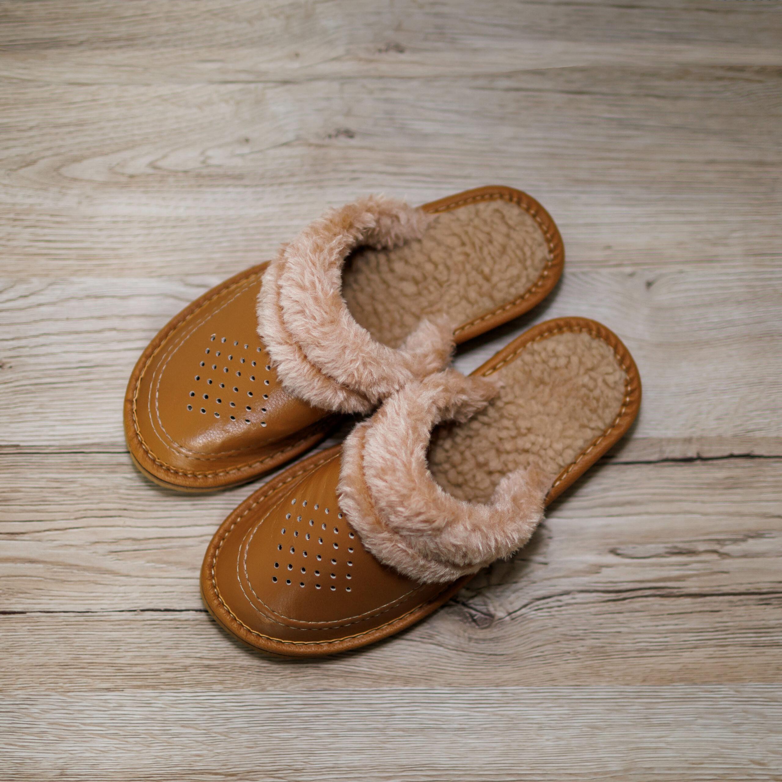 Kapcie z futerkiem brązowe