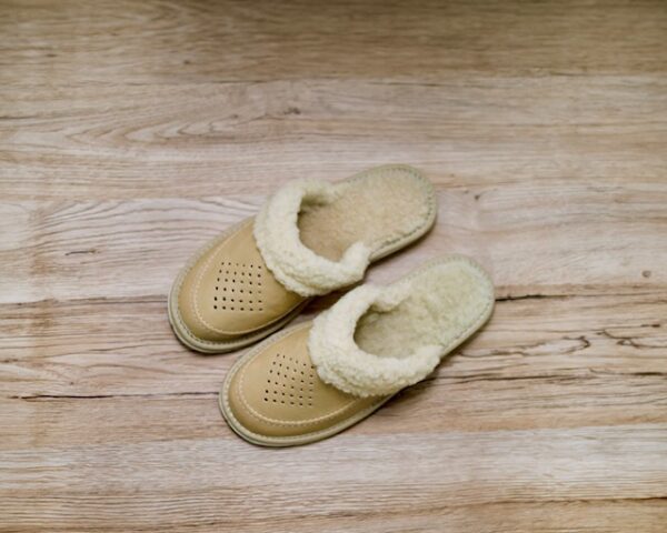 Kapcie z futerkiem białe