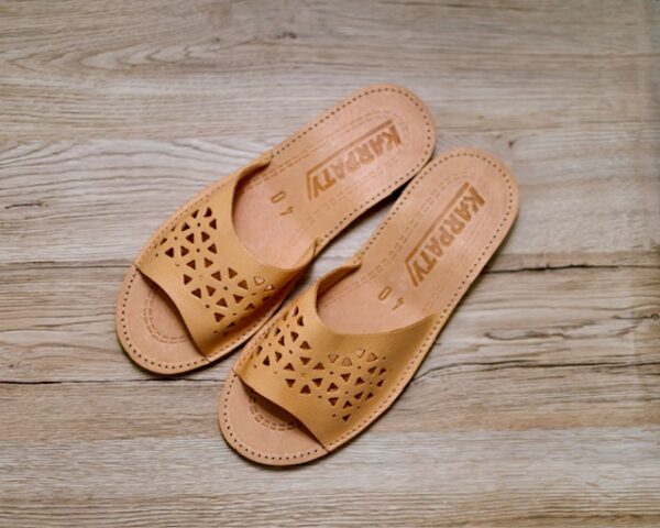 Kapcie ze skóry juchtowej „Siatka”