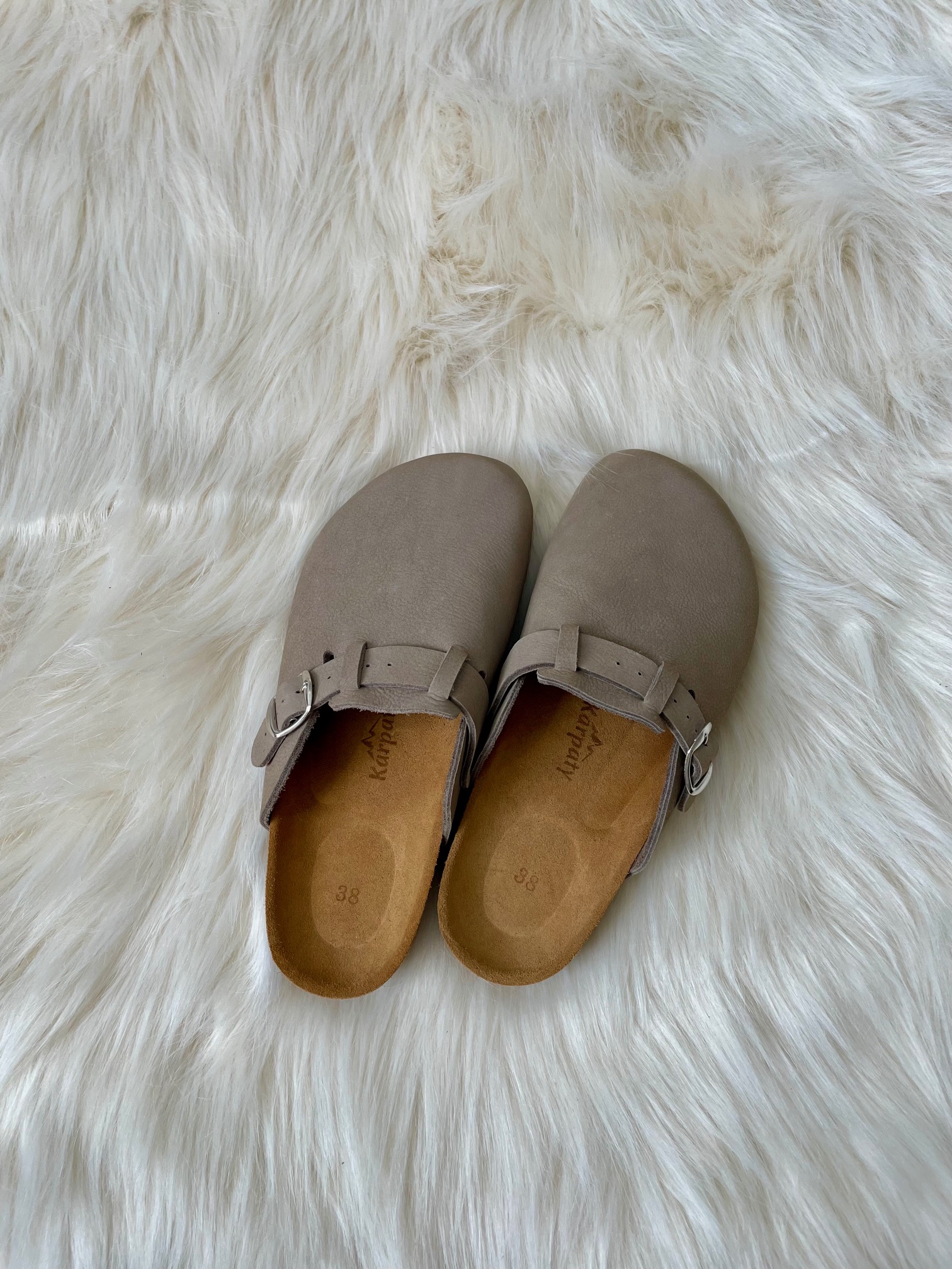 Szare klapki skórzane na korkowej podeszwie