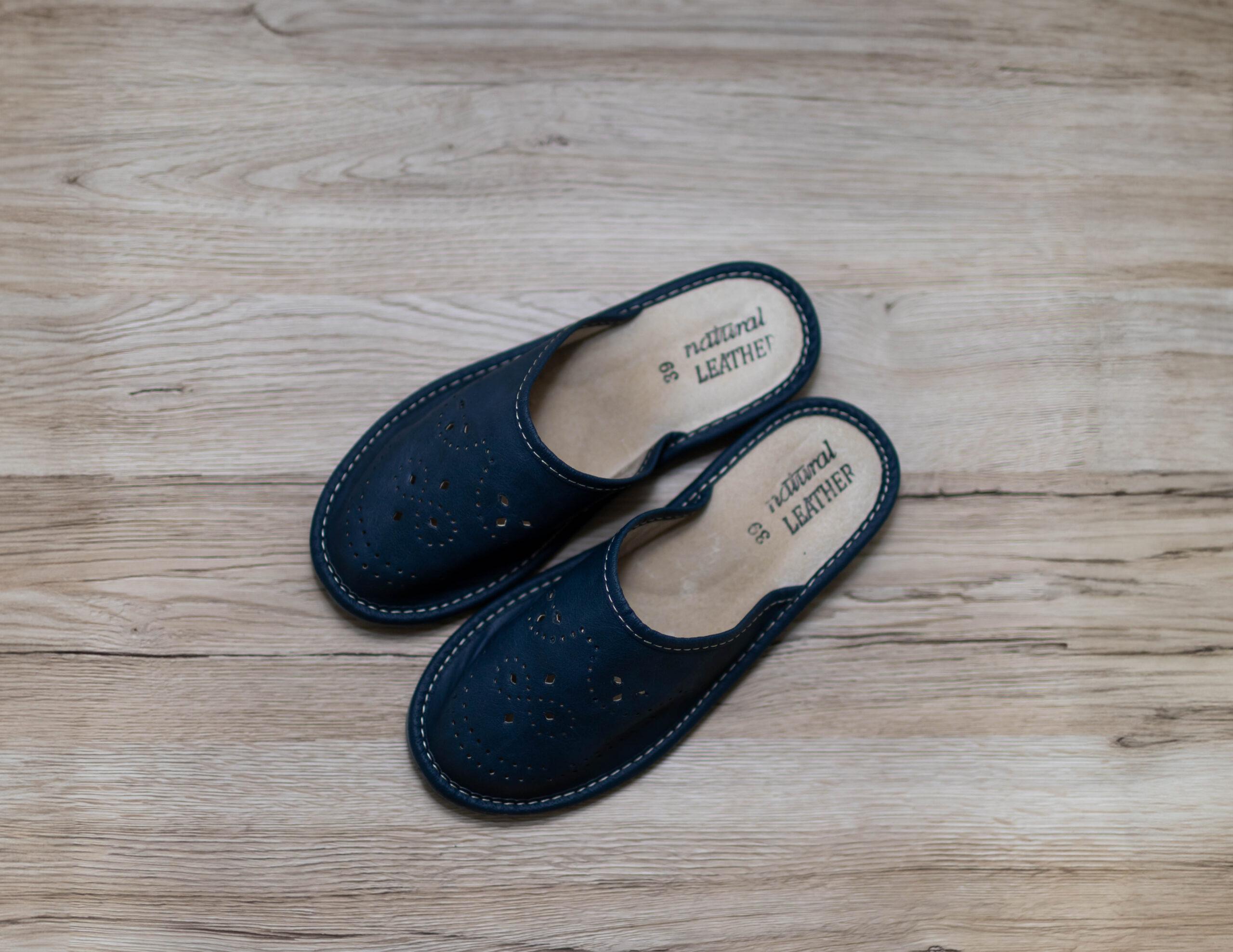 Kapcie damskie granatowe pełne