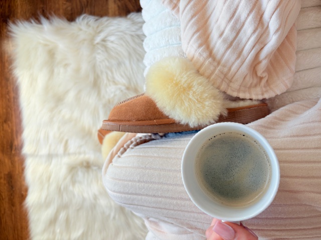 Kapcie zdobione skórą owczą - zdjęcie 2