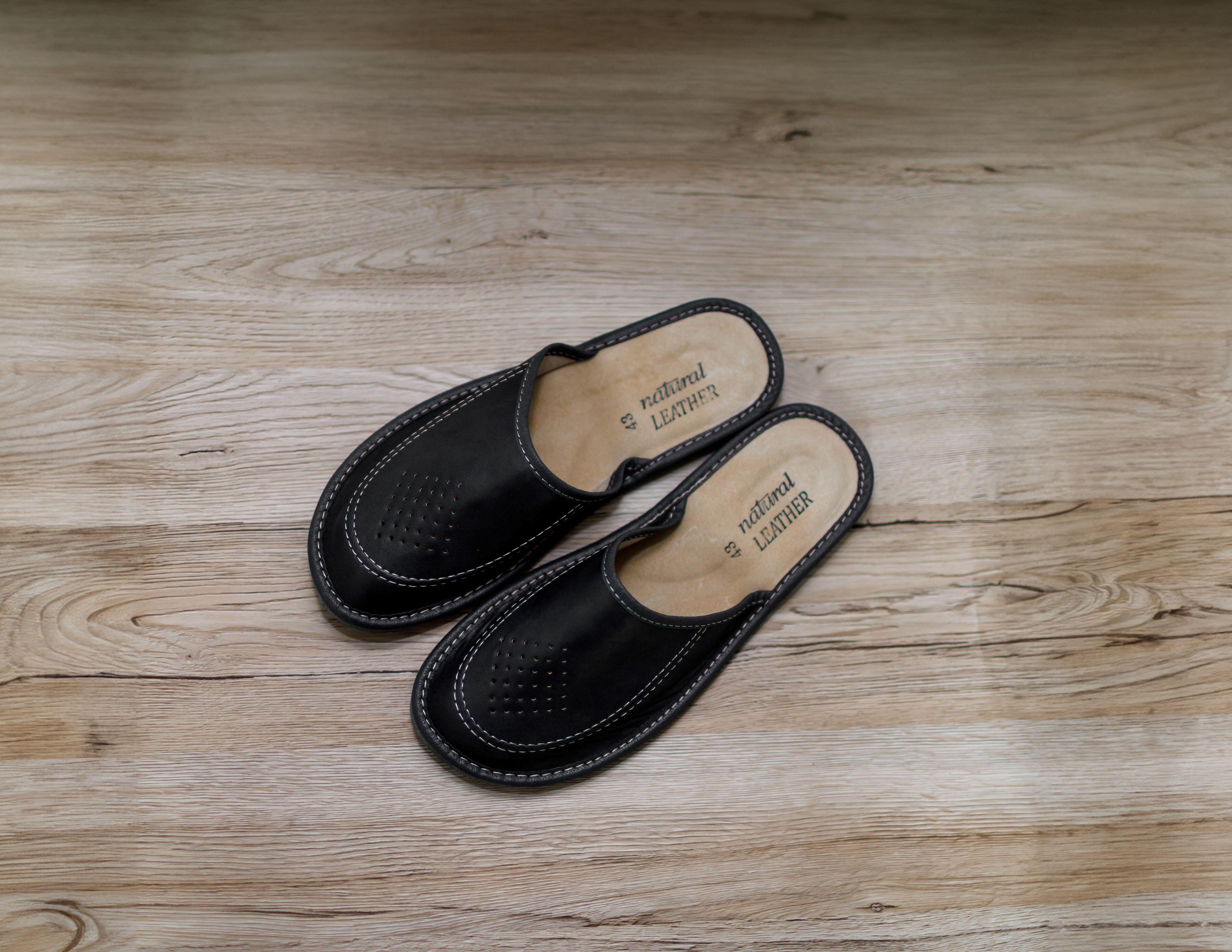 Granatowe kapcie męskie licowe