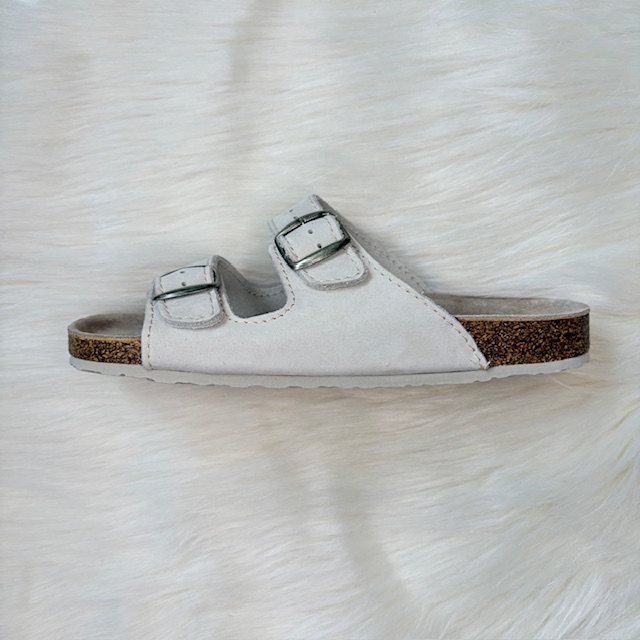 Szaro-białe klapki z dwoma paskami