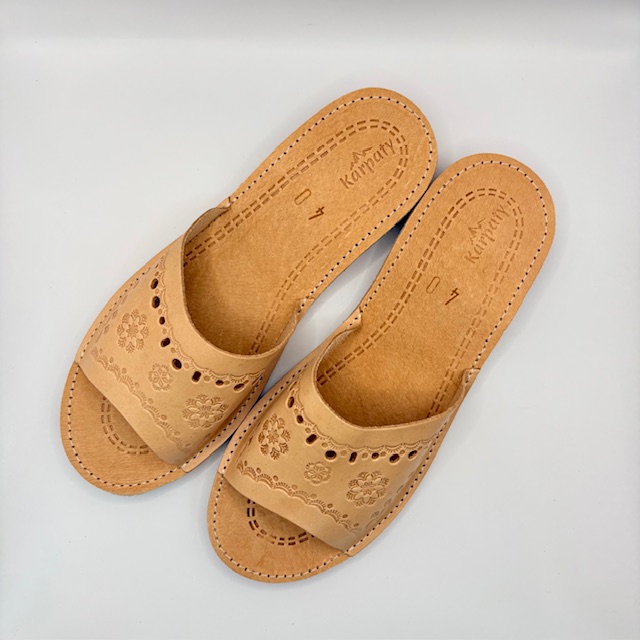 Kapcie ze skóry juchtowej „Kwiatek” - zdjęcie 2