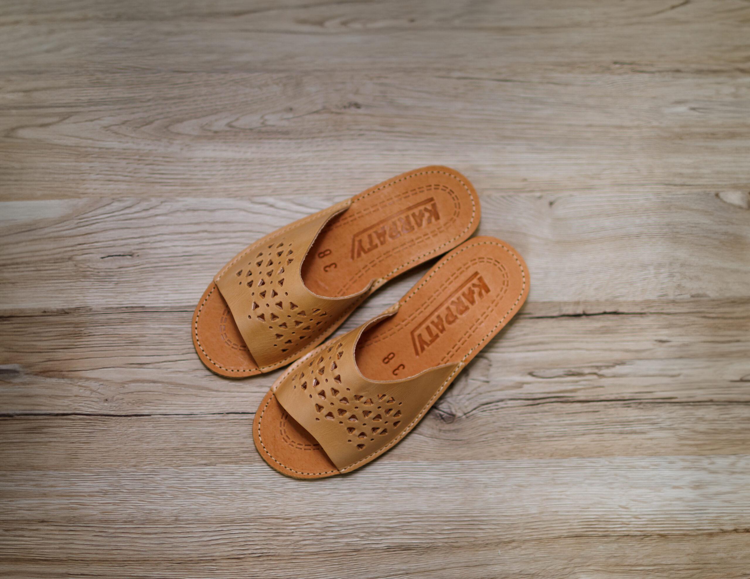 Kapcie ze skóry juchtowej „Siatka” - zdjęcie 2