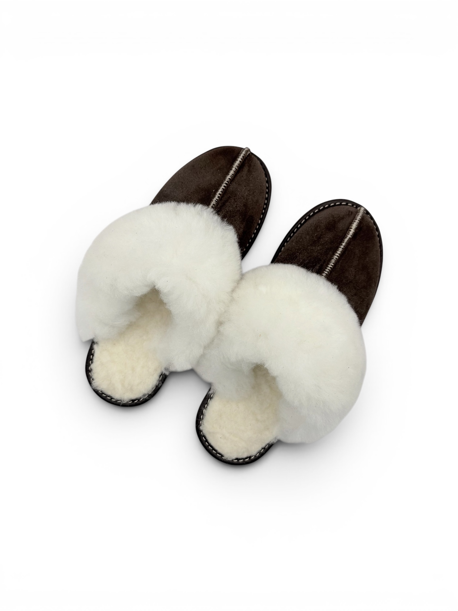 Kapcie zdobione skórą owczą ciemny brąz