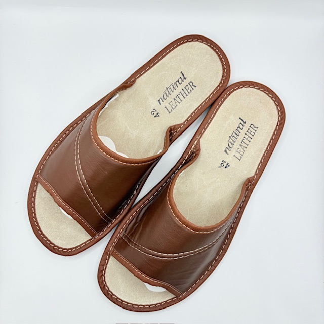 Brązowe kapcie męskie otwarte