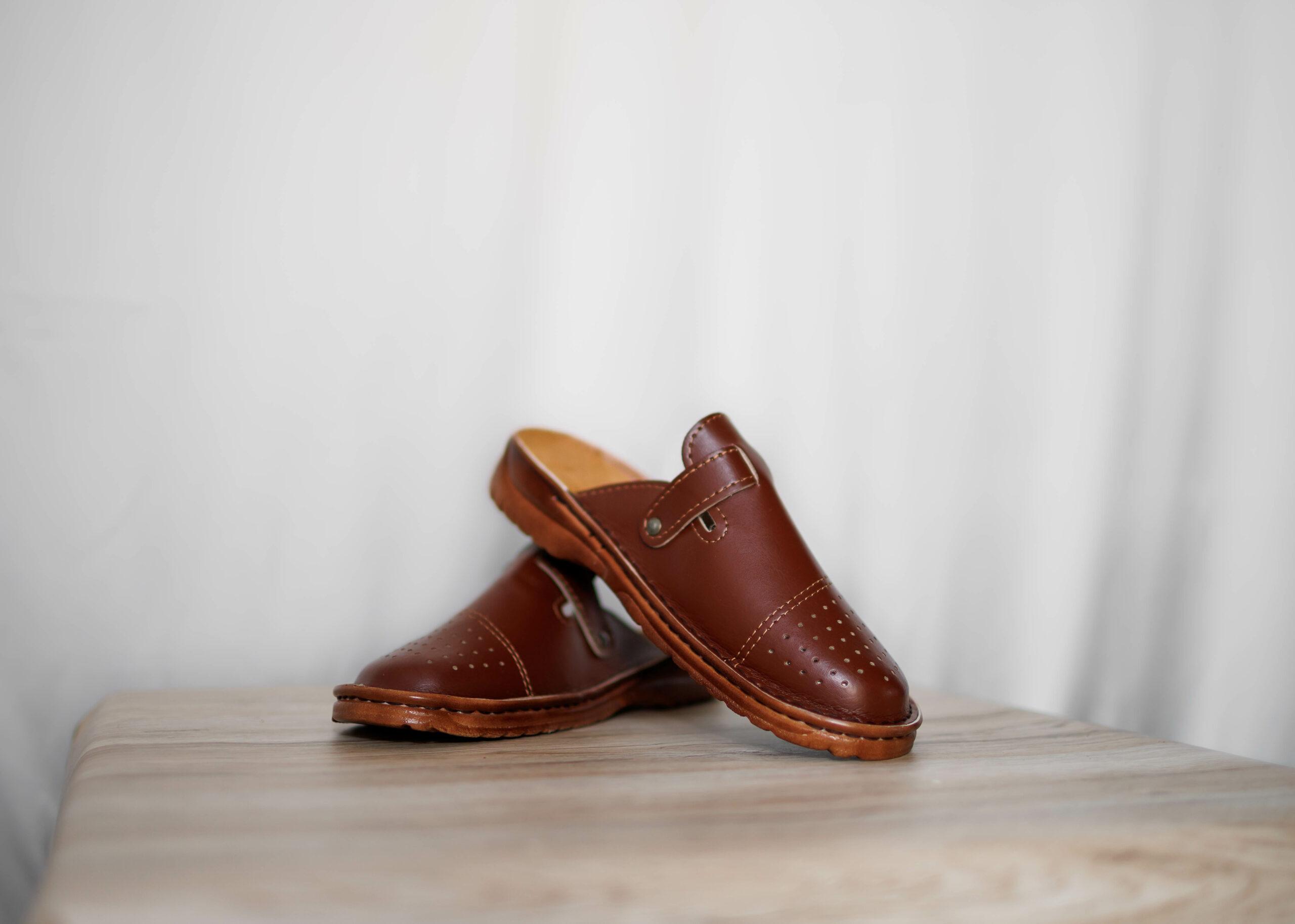 Klapki męskie brązowe pełne