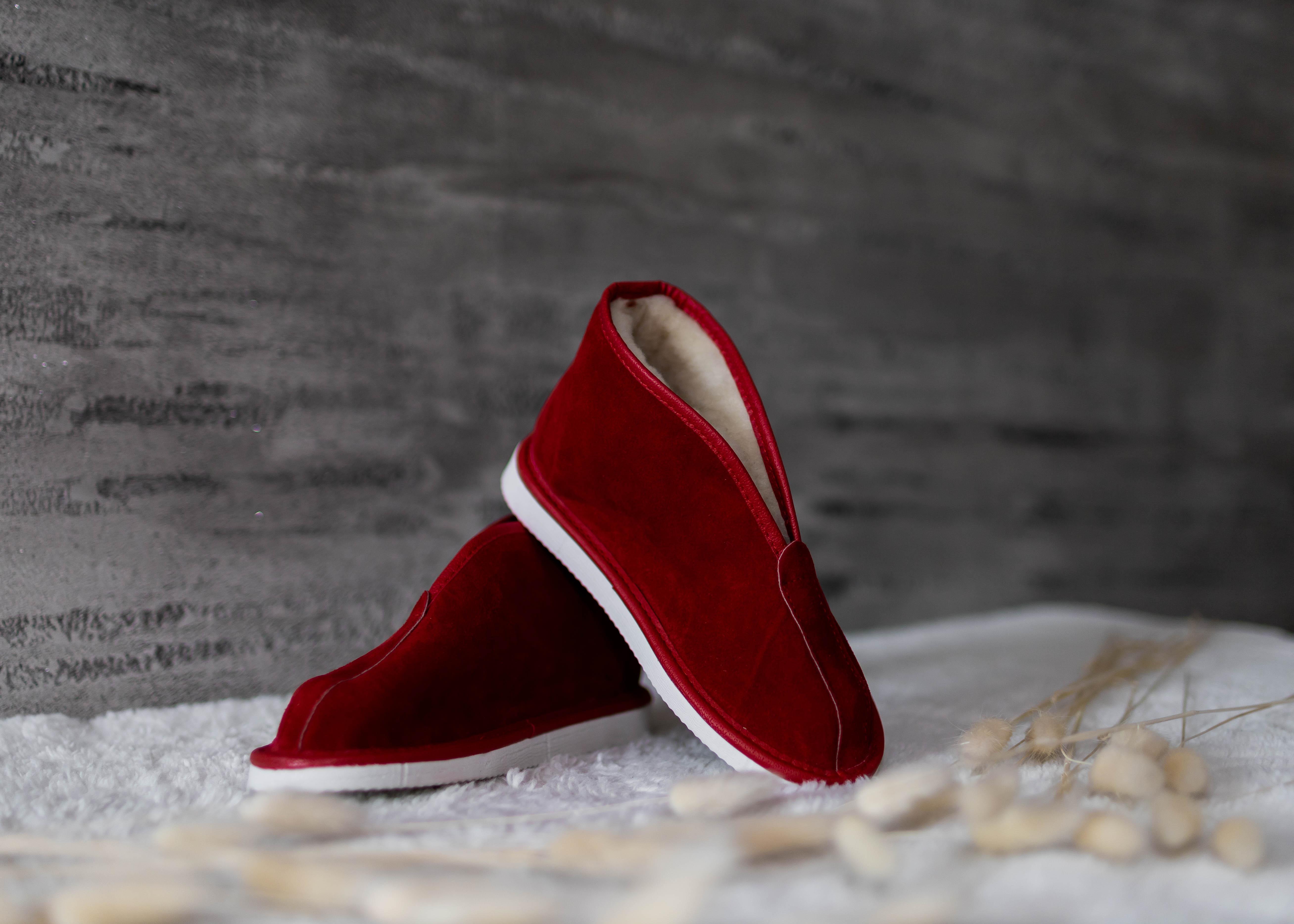 Czerwone bambosze ze skóry naturalnej