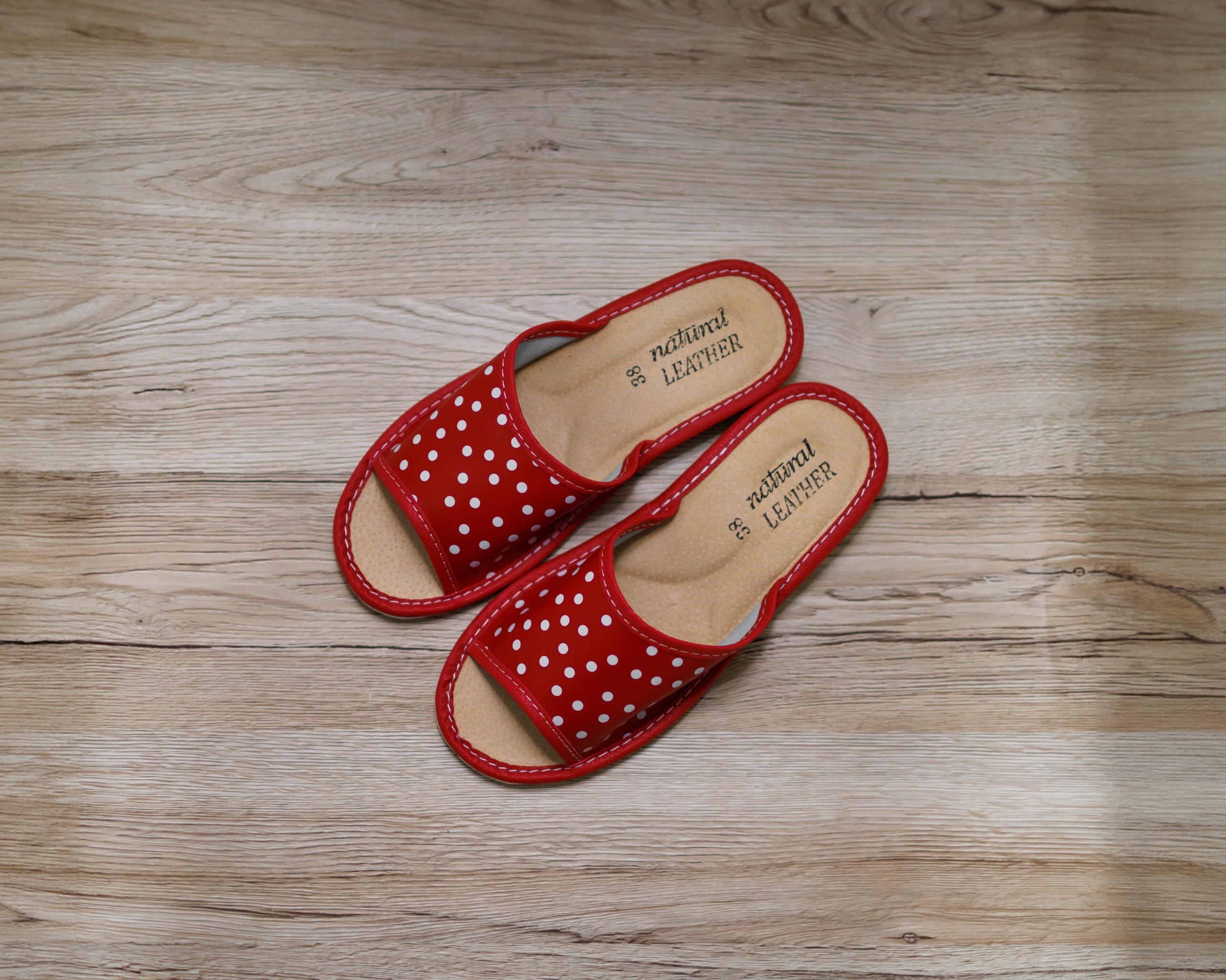 Kapcie czerwone w groszki