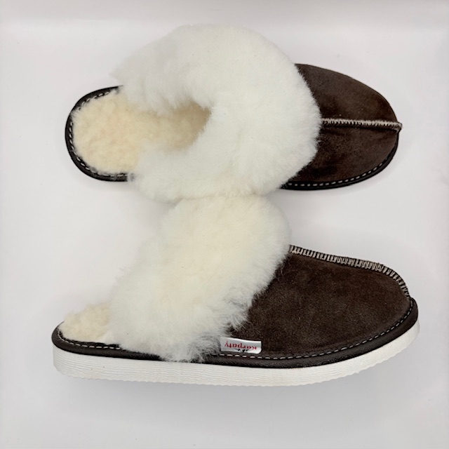 Kapcie zdobione skórą owczą ciemny brąz - zdjęcie 4