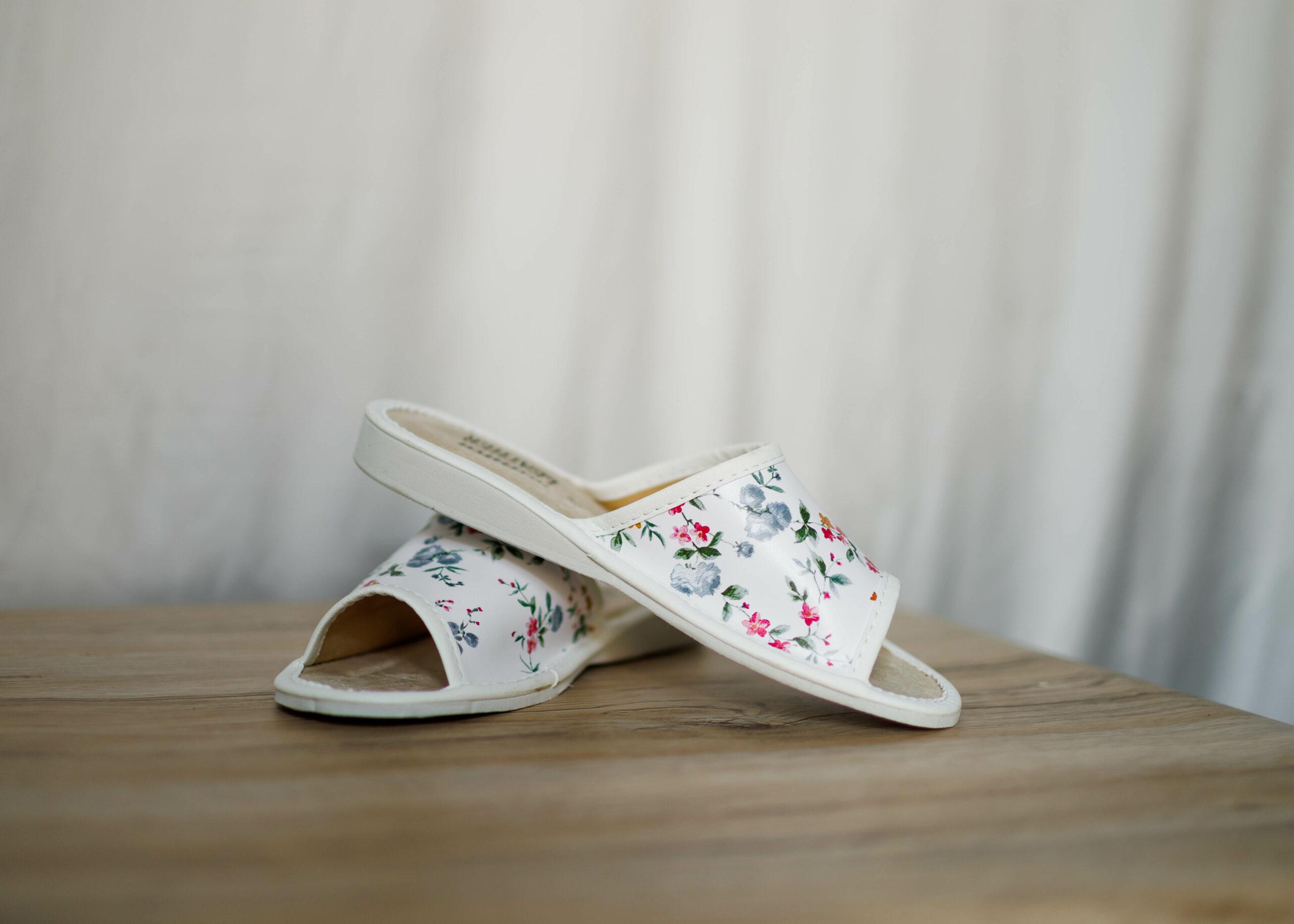 Kapcie białe w kwiaty bez palców