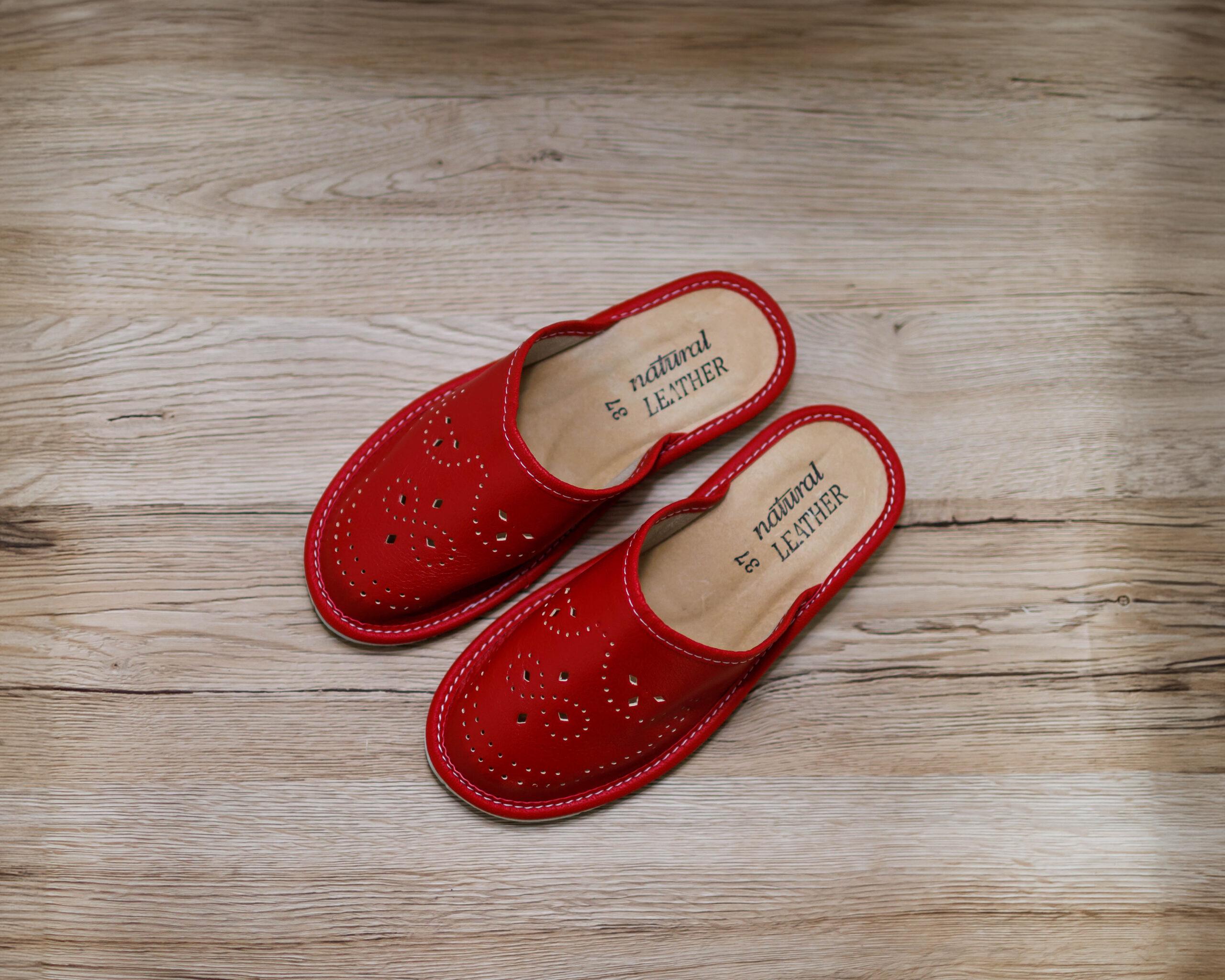 Kapcie damskie czerwone pełne