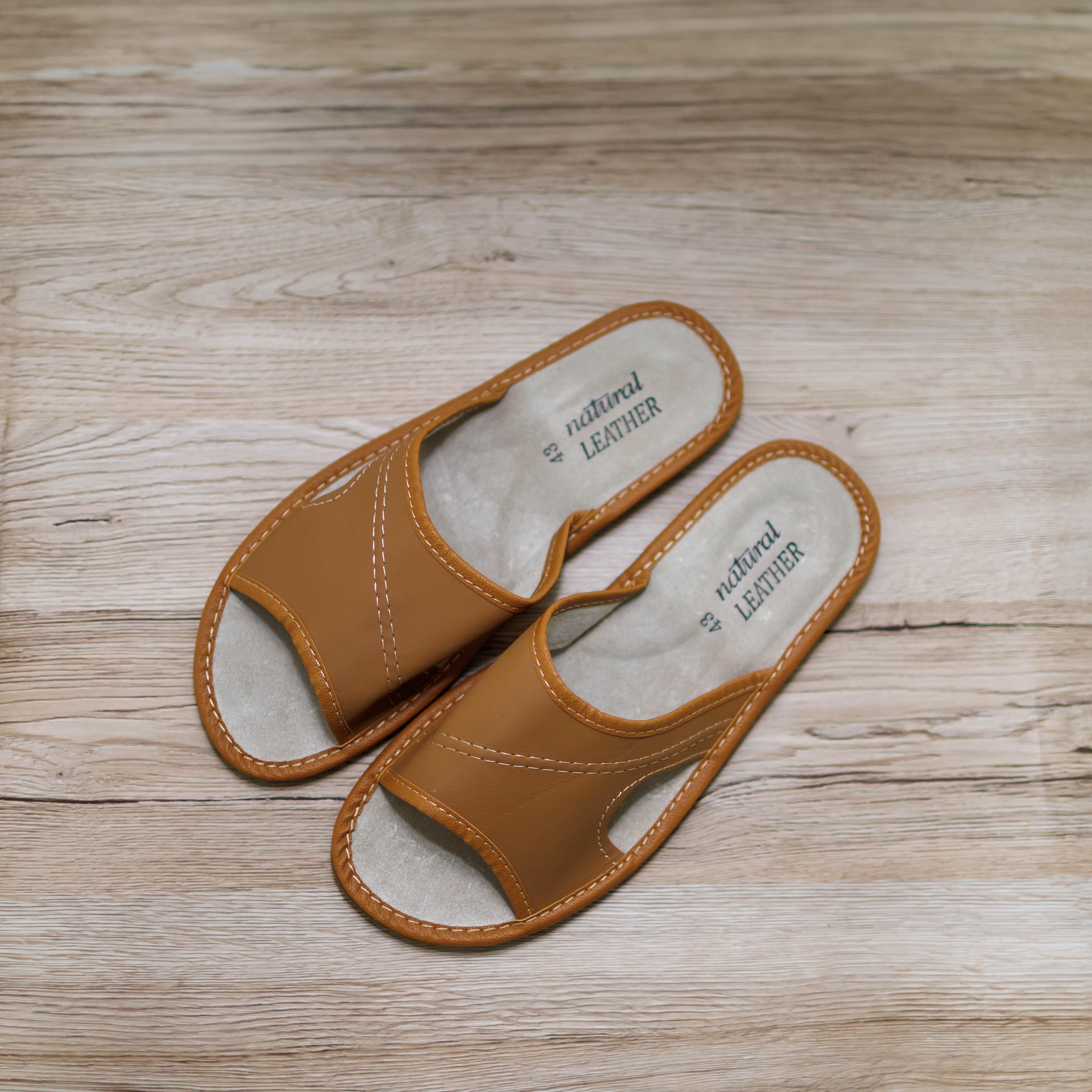 Beżowe kapcie męskie otwarte