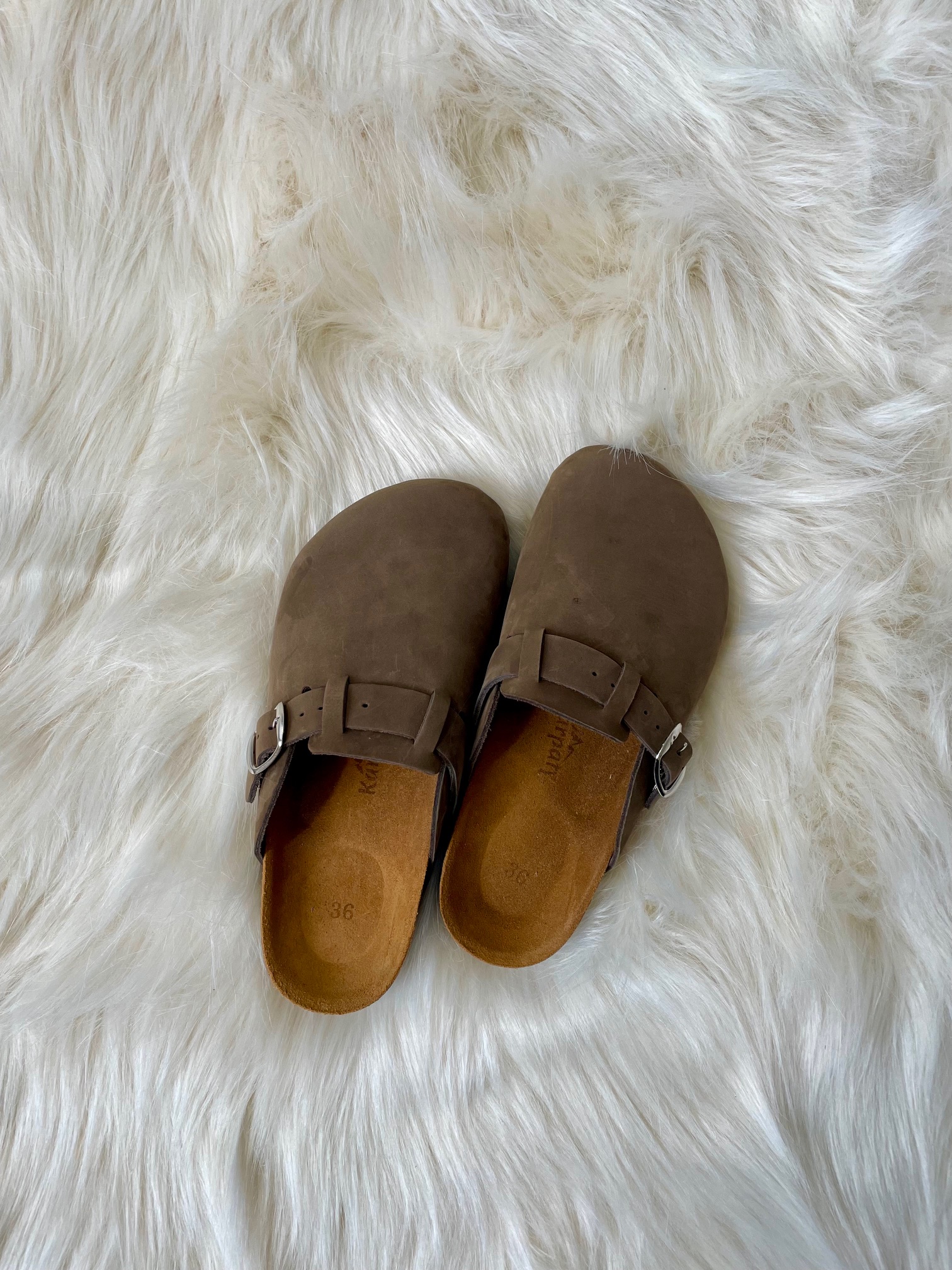 Brązowe klapki skórzane na korkowej podeszwie