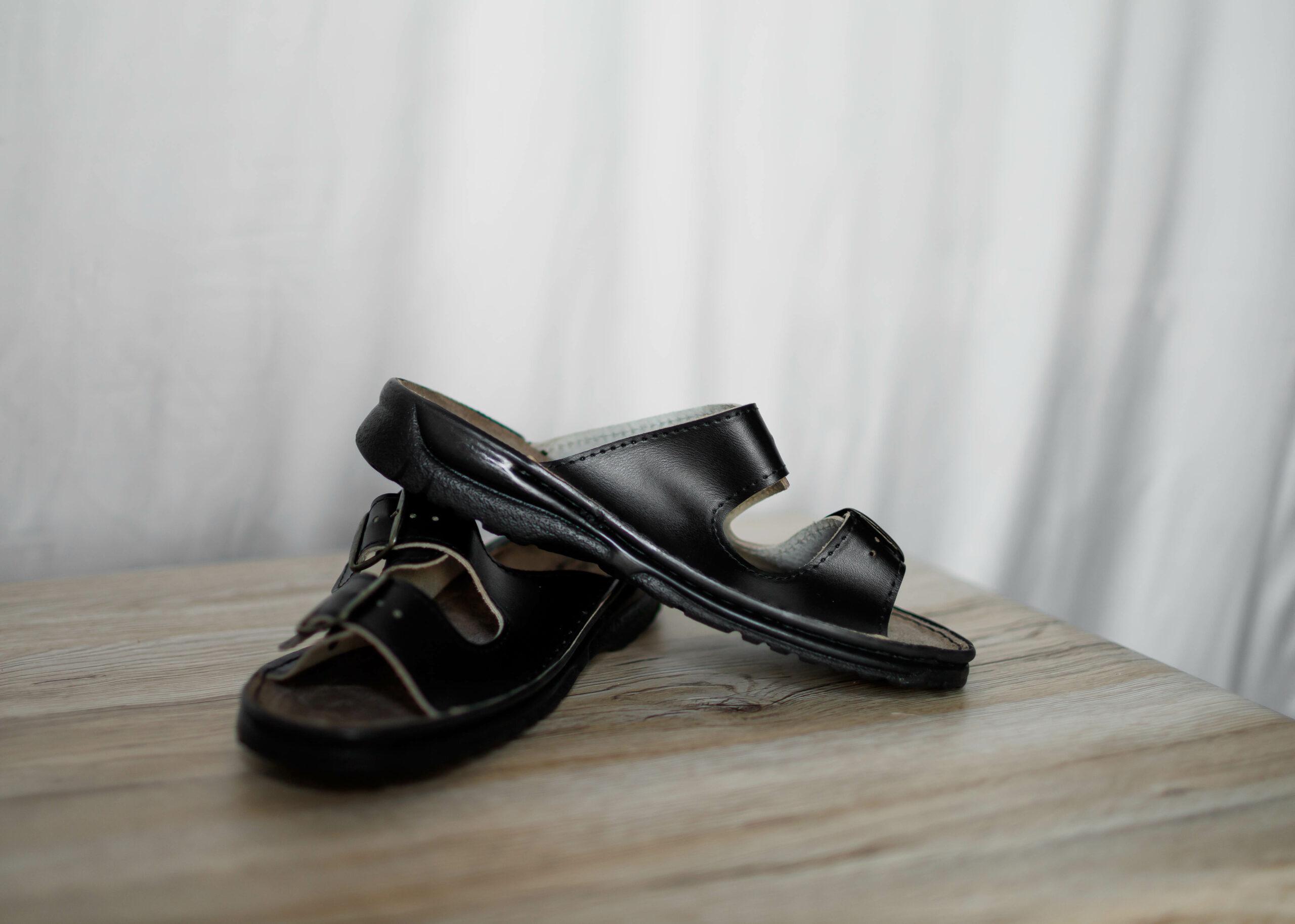 Klapki męskie czarne otwarte