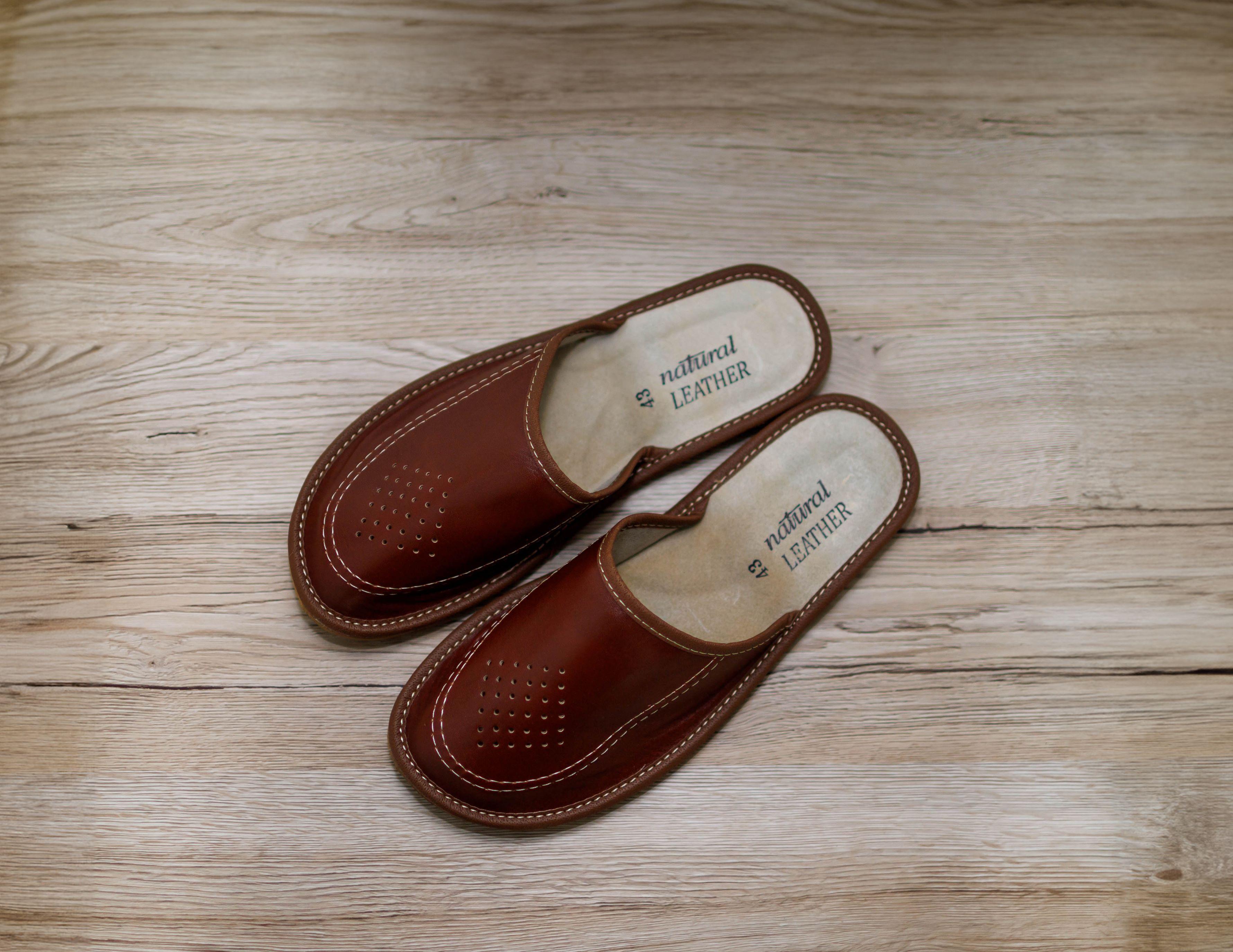 Brązowe kapcie męskie licowe