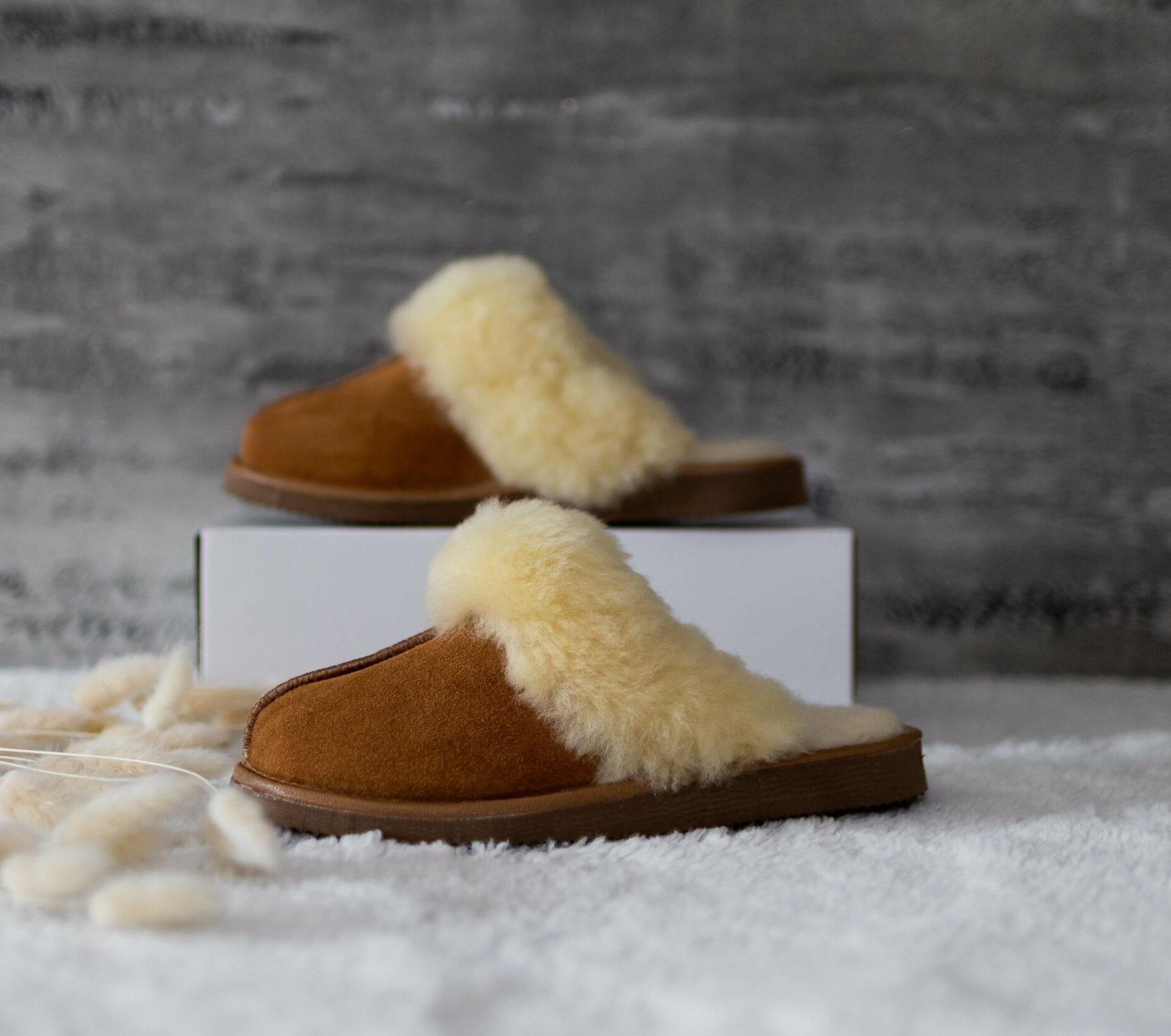 Kapcie zdobione skórą owczą