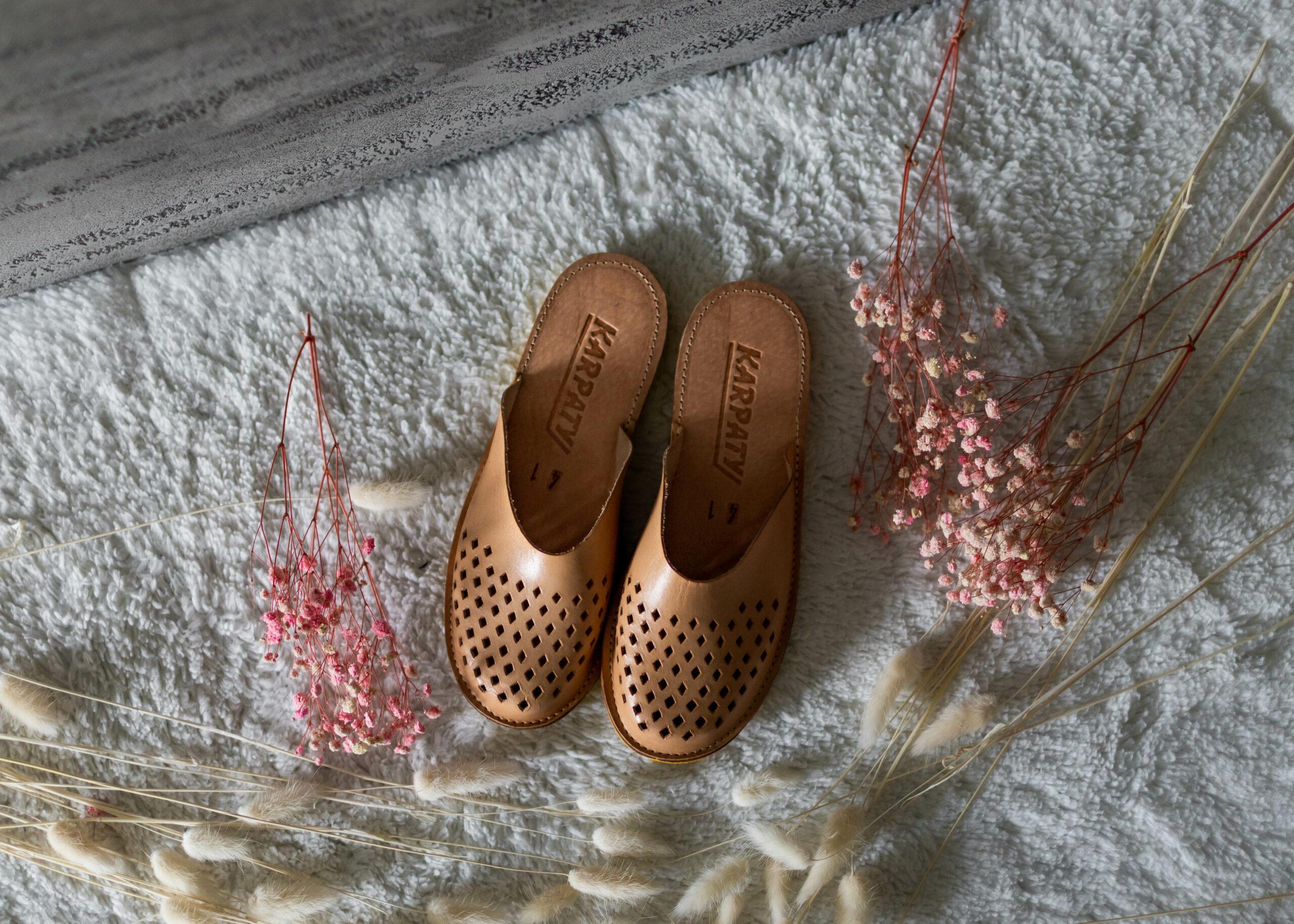 Kapcie ze skóry juchtowej