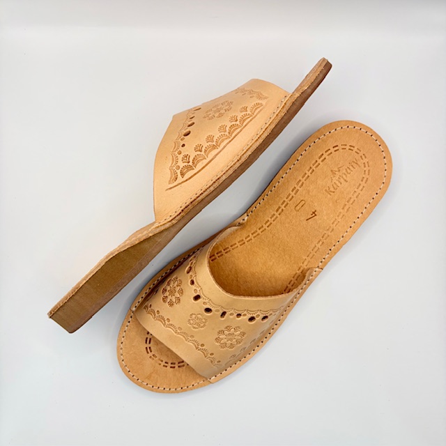 Kapcie ze skóry juchtowej „Kwiatek” - zdjęcie 3