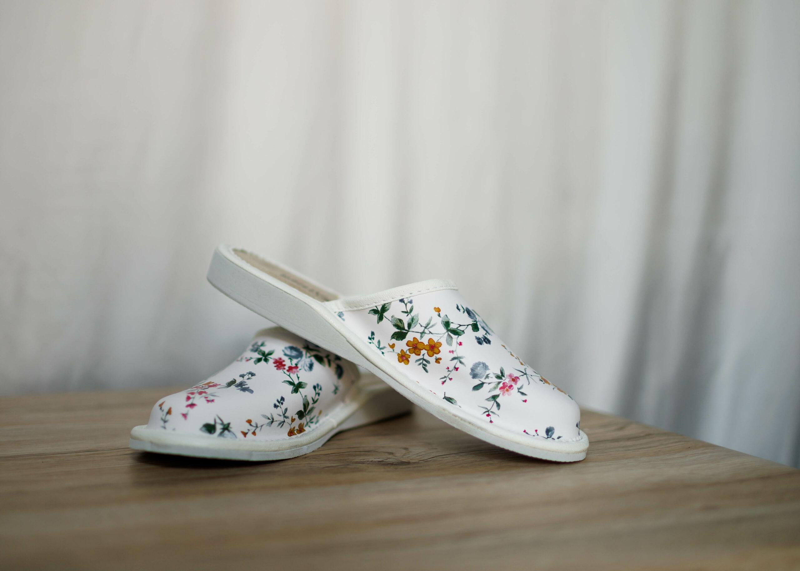 Kapcie białe w kwiaty pełne