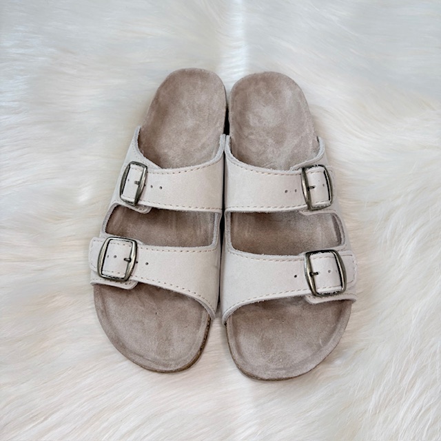 Szaro-białe klapki z dwoma paskami - zdjęcie 3