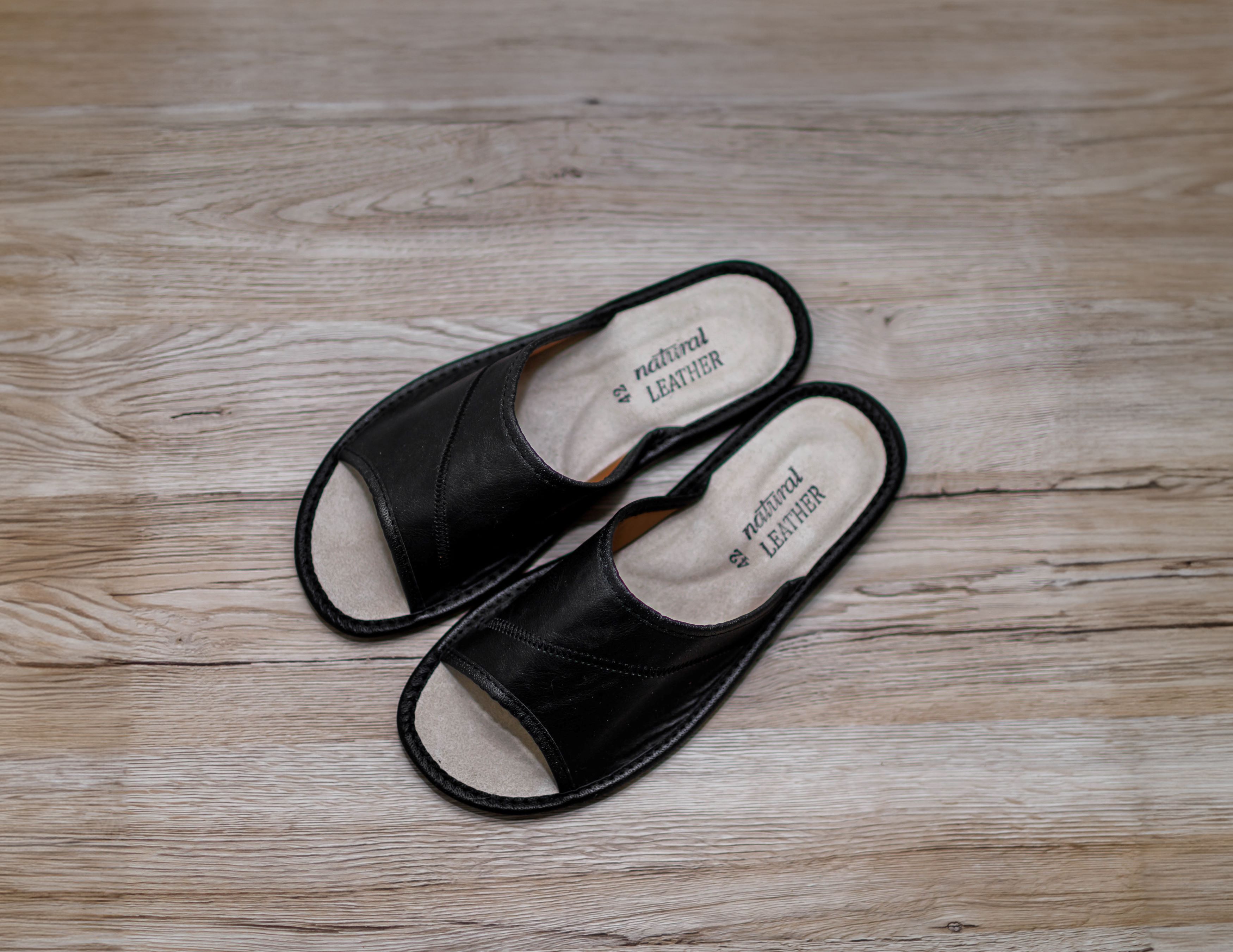 Czarne kapcie męskie otwarte