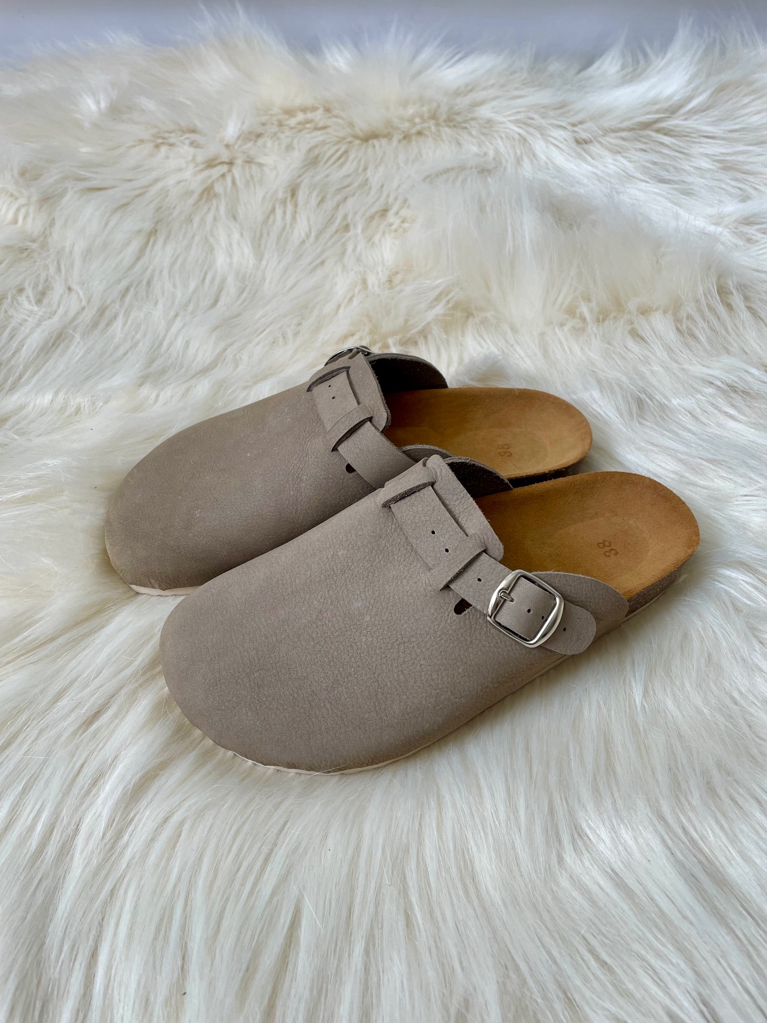 Szare klapki skórzane na korkowej podeszwie - zdjęcie 3